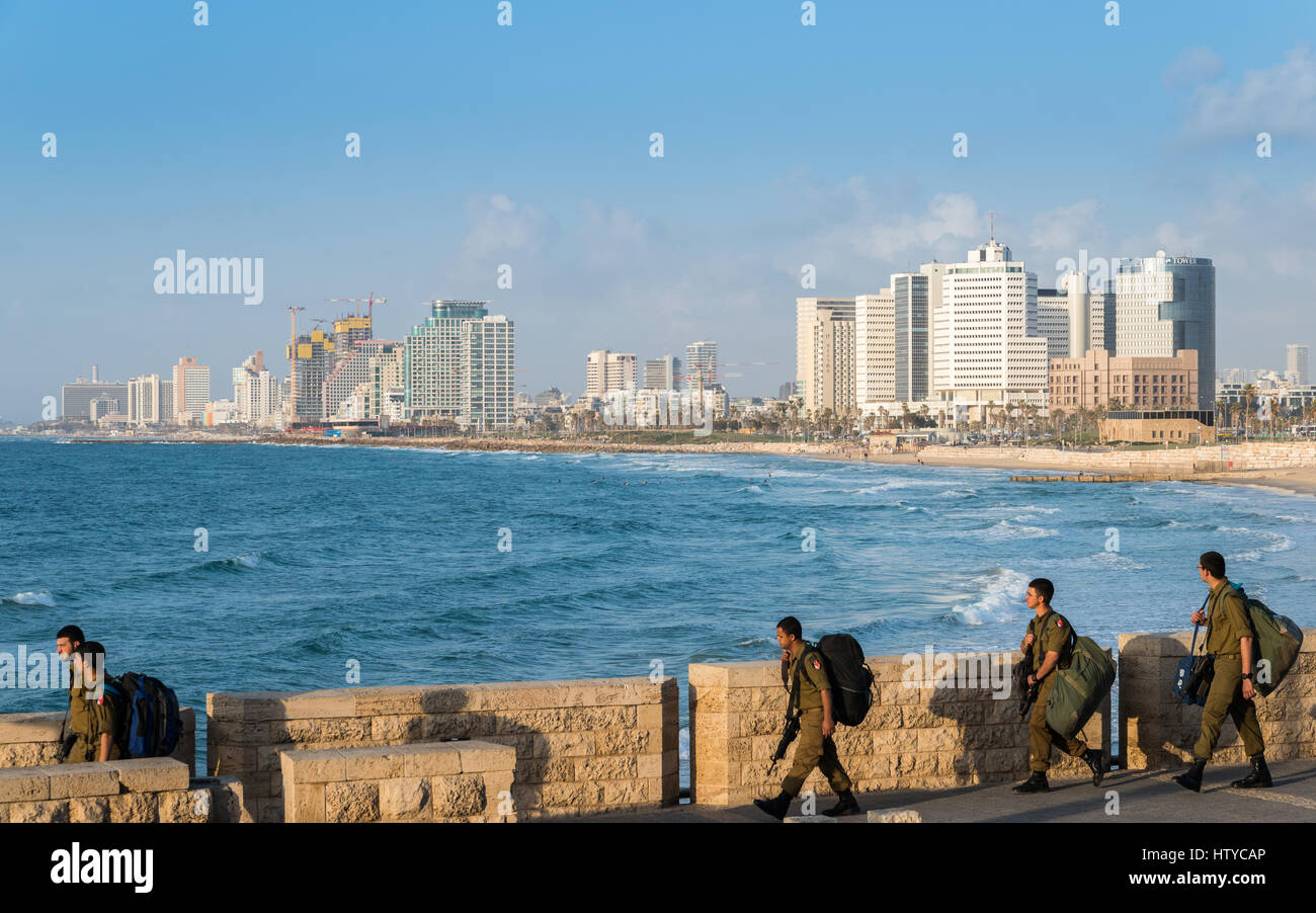 Soldati a piedi sul lungomare di Tel Aviv, Israele Foto Stock