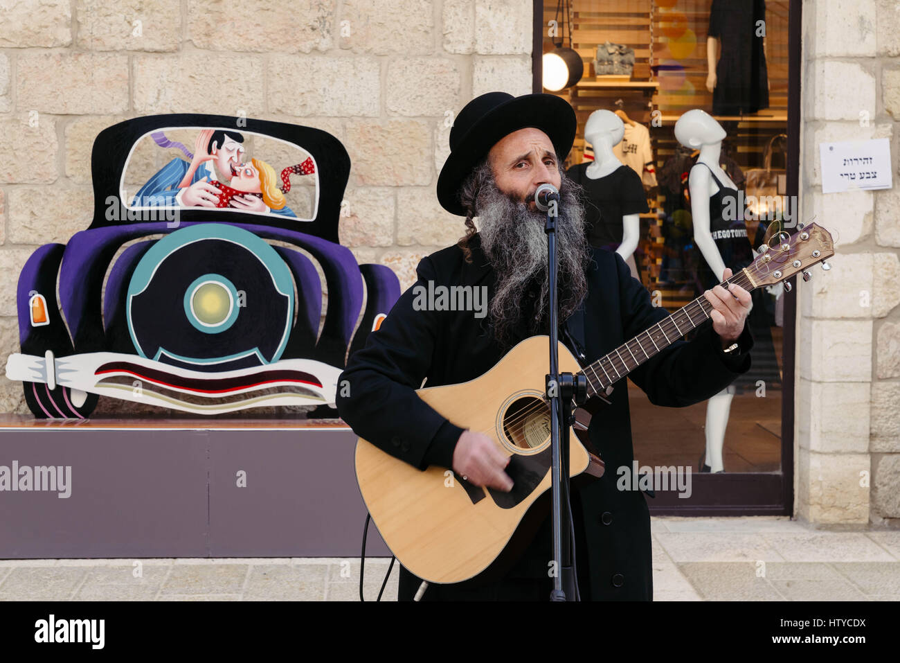 Medio Oriente Israele Gerusalemme mehane Yehuda Market un uomo ebraico intrattiene acquirenti con la sua chitarra Foto Stock