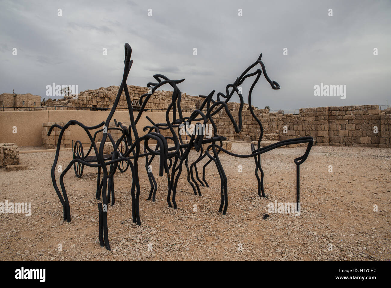 Una moderna scultura in acciaio di due cavalli e un carro presso l'Ippodromo romano a Cesarea, Israele Foto Stock