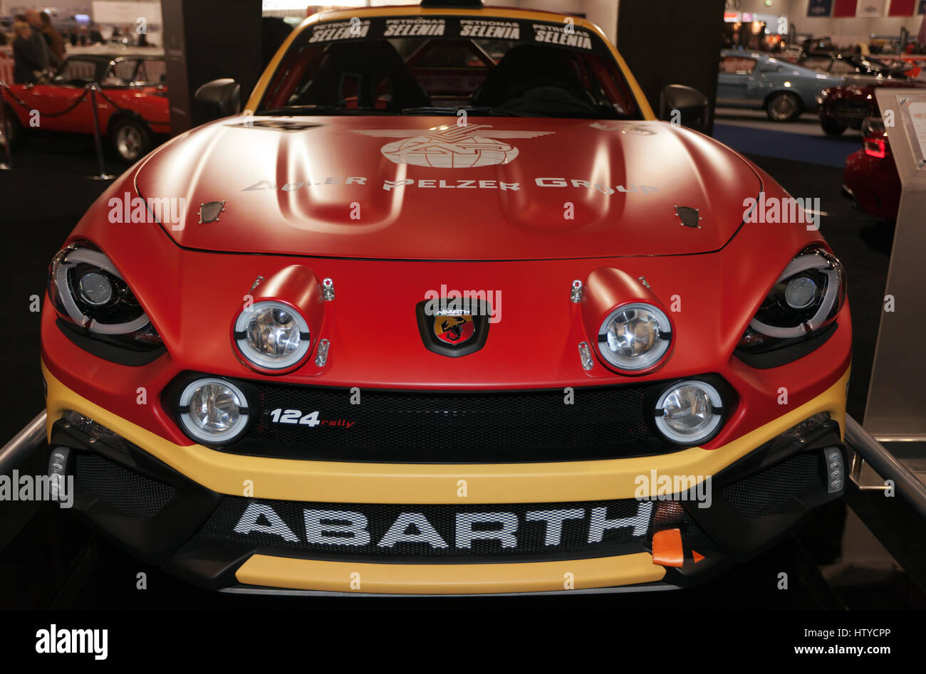 Vista frontale di un Abarth 124 Spider Rally Car, sul Abath Stand al 2017 London Classic Car Show Foto Stock