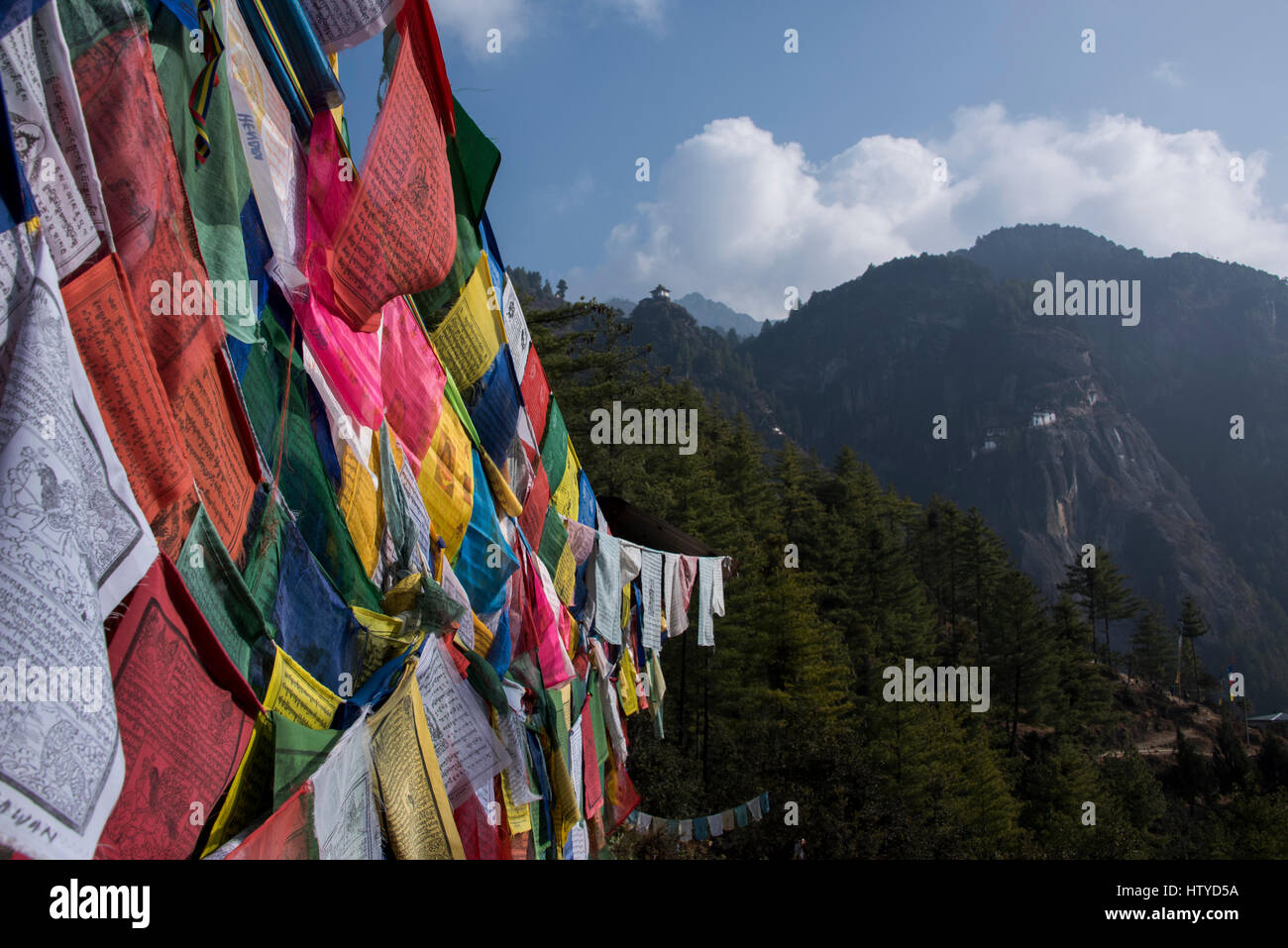 Il Bhutan, Paro. Preghiera colorate flange nella parte anteriore del piccolo annesso di Tiger's Nest, sacra buddista himalayana tempio complesso. Foto Stock