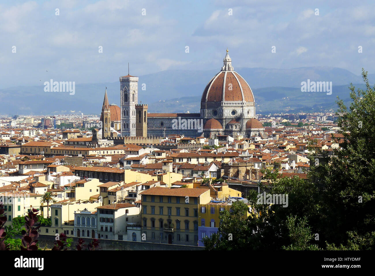 La Basilica di Santa Maria del Fiore è la chiesa principale di Firenze, Italia. Si trova in Piazza del Duomo e le sue tre edifici sono parte di Foto Stock