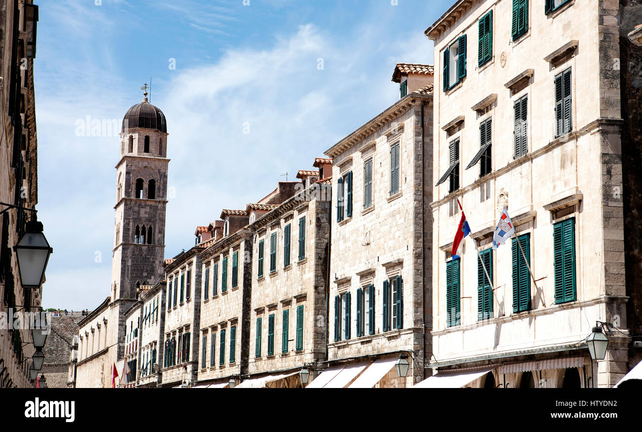 Vista della torre campanaria da Stradun, che è una strada principale di Dubrovnik in Croazia. Foto Stock