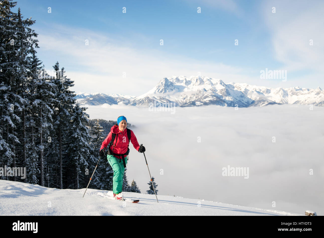 Donna sugli sci, Salisburgo, Austria Foto Stock