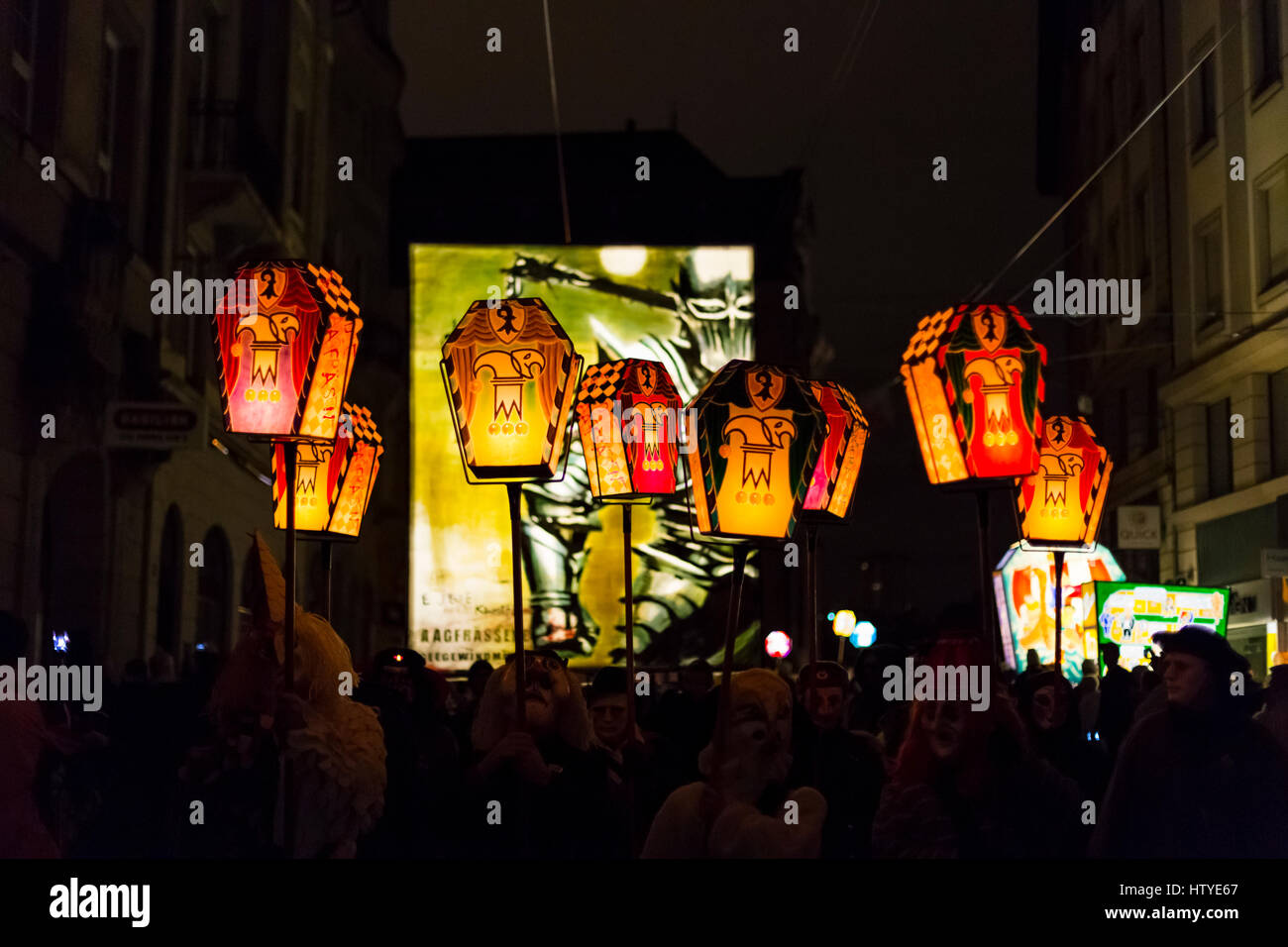 Il Carnevale di Basilea 2017. Illuminate bastone piccolo lanterne e una lanterna principale il lunedì mattina per le strade. La foto è stata scattata il 6 di marzo 2017. Foto Stock