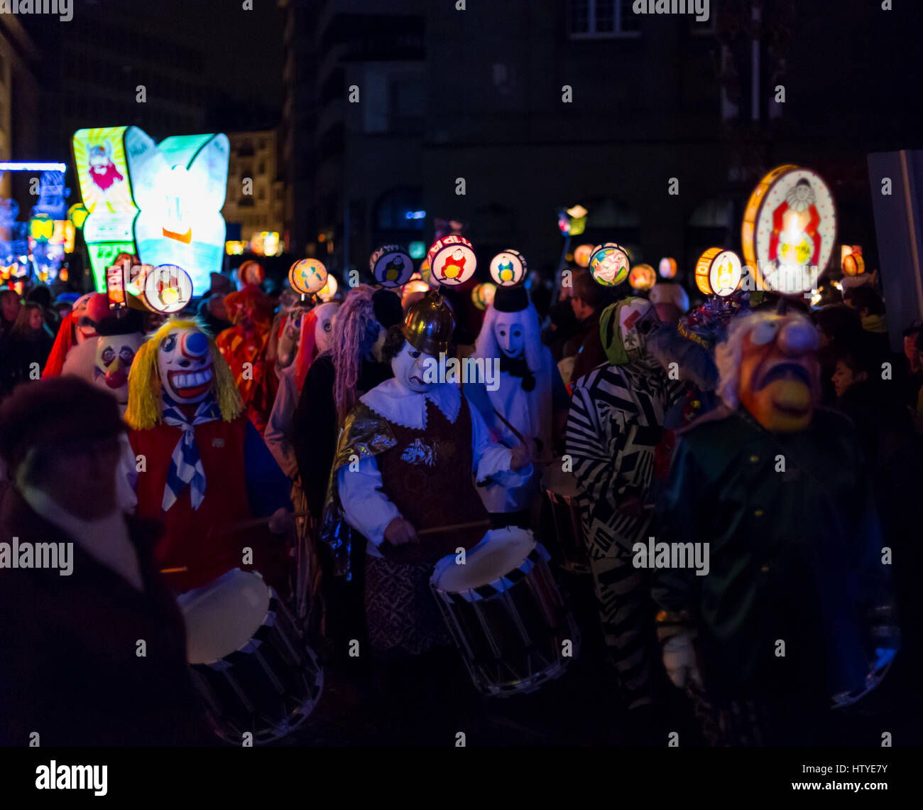 Il Carnevale di Basilea 2017. I partecipanti del carnevale in costume suonando la batteria e piccolo il lunedì mattina per le strade. La foto è stata scattata il 6 di marzo 2017. Foto Stock