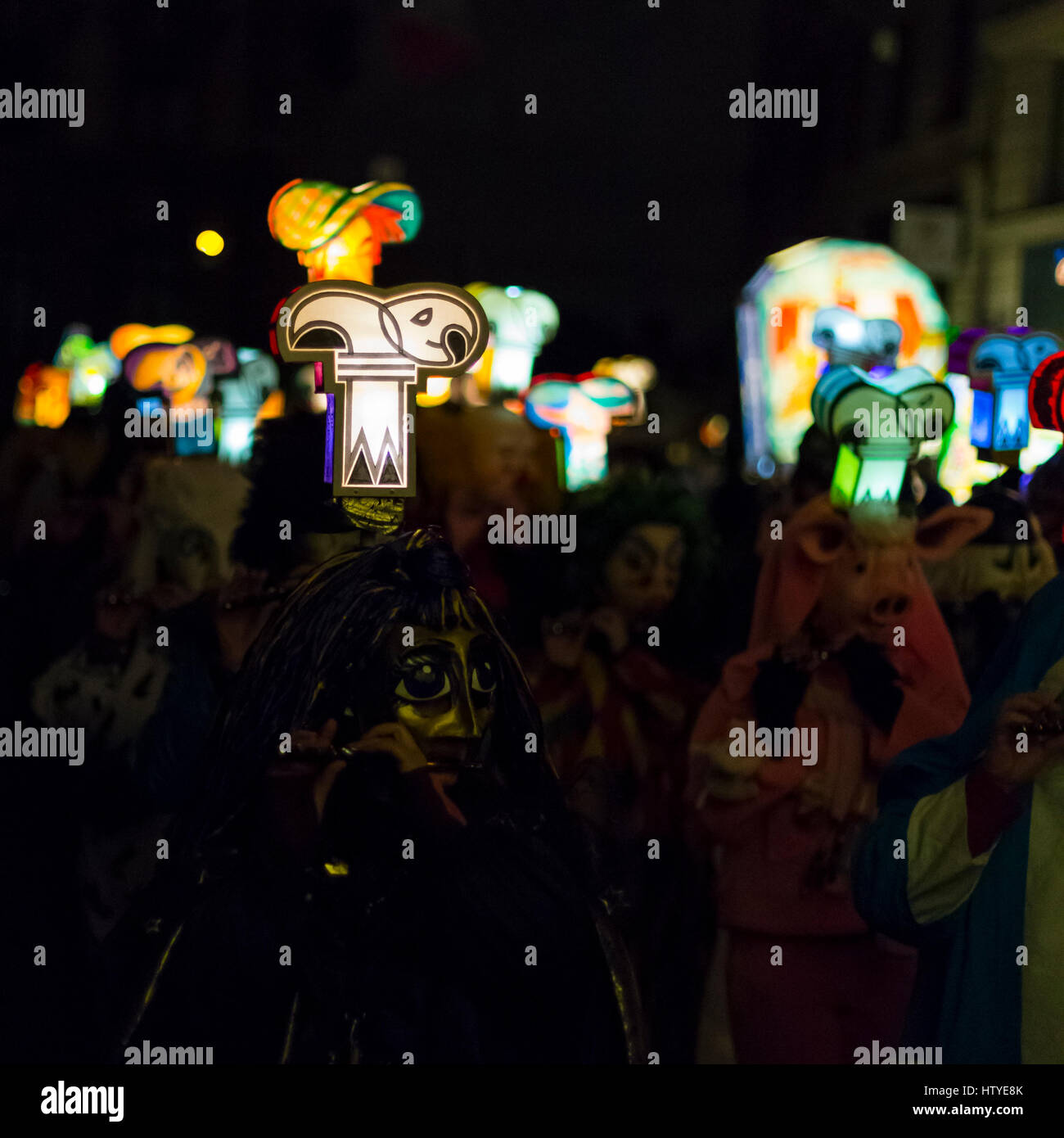 Il Carnevale di Basilea 2017. I partecipanti del carnevale con testa illuminata lanterne giocando piccolo il lunedì mattina per le strade. Foto Stock