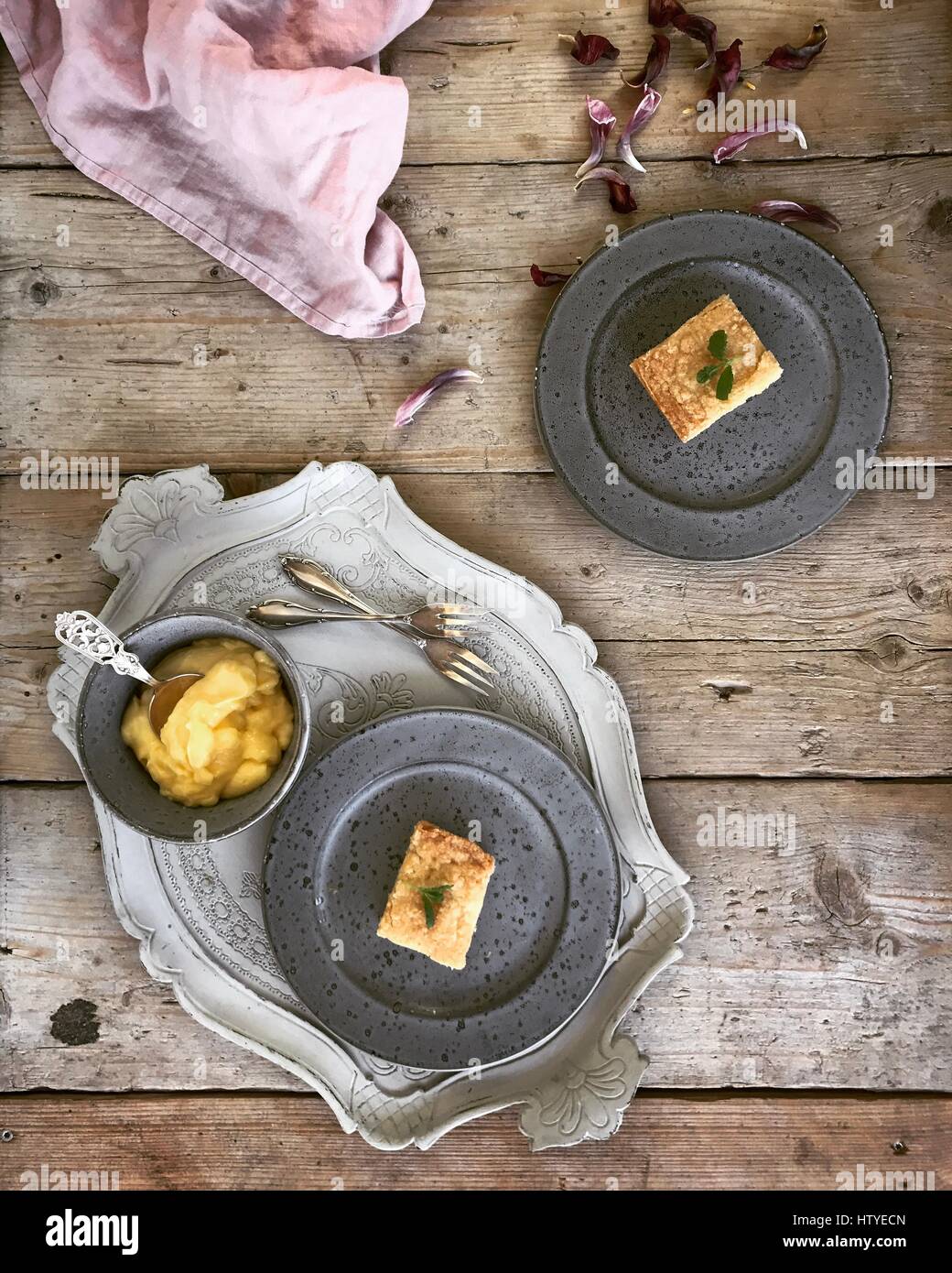 Due piastre con torta di mele e crema pasticcera Foto Stock
