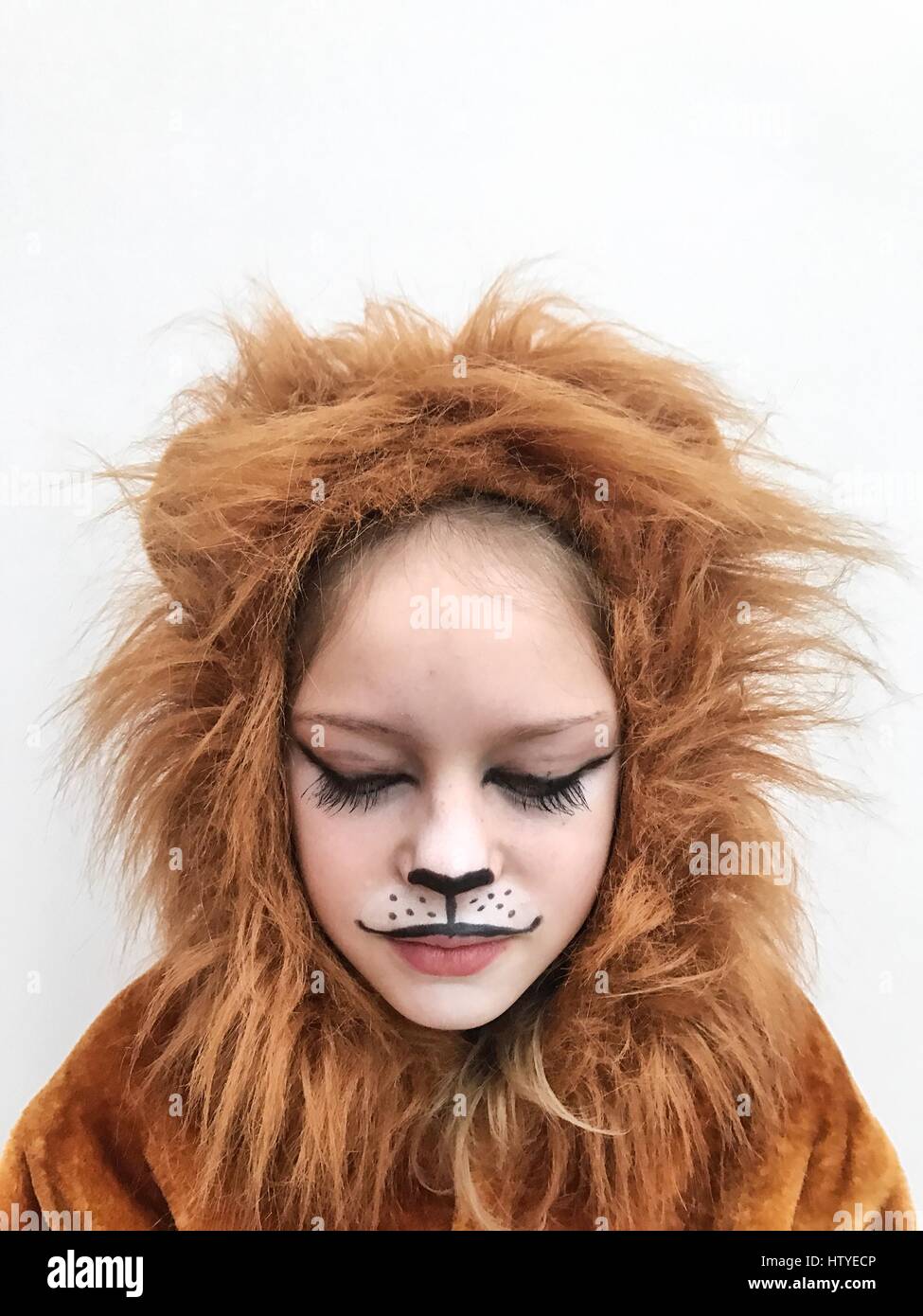 Ragazza che indossa un costume di Lion Foto Stock