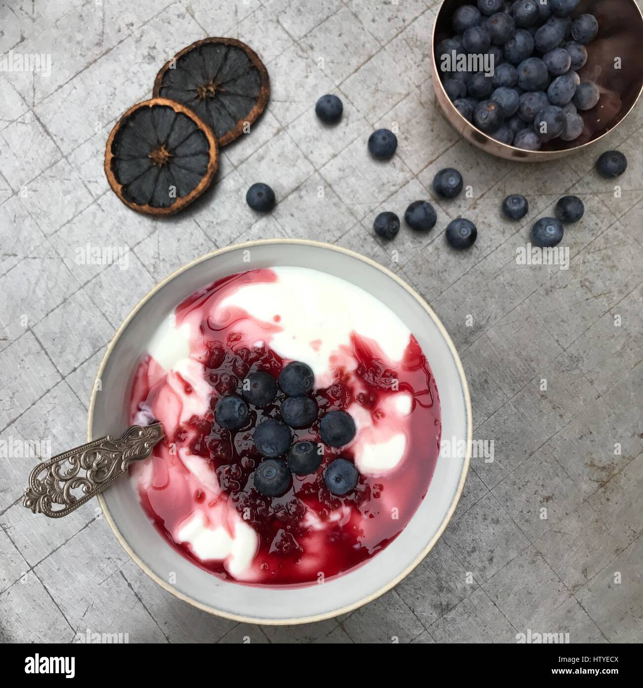 Muesli con yogurt e mirtilli Foto Stock