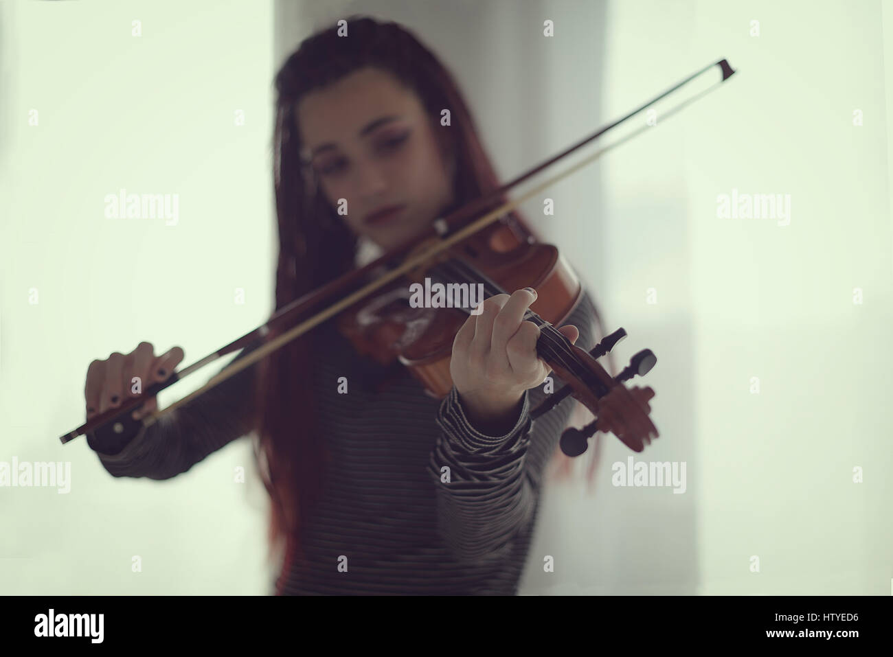 Bambino che suona il violino immagini e fotografie stock ad alta