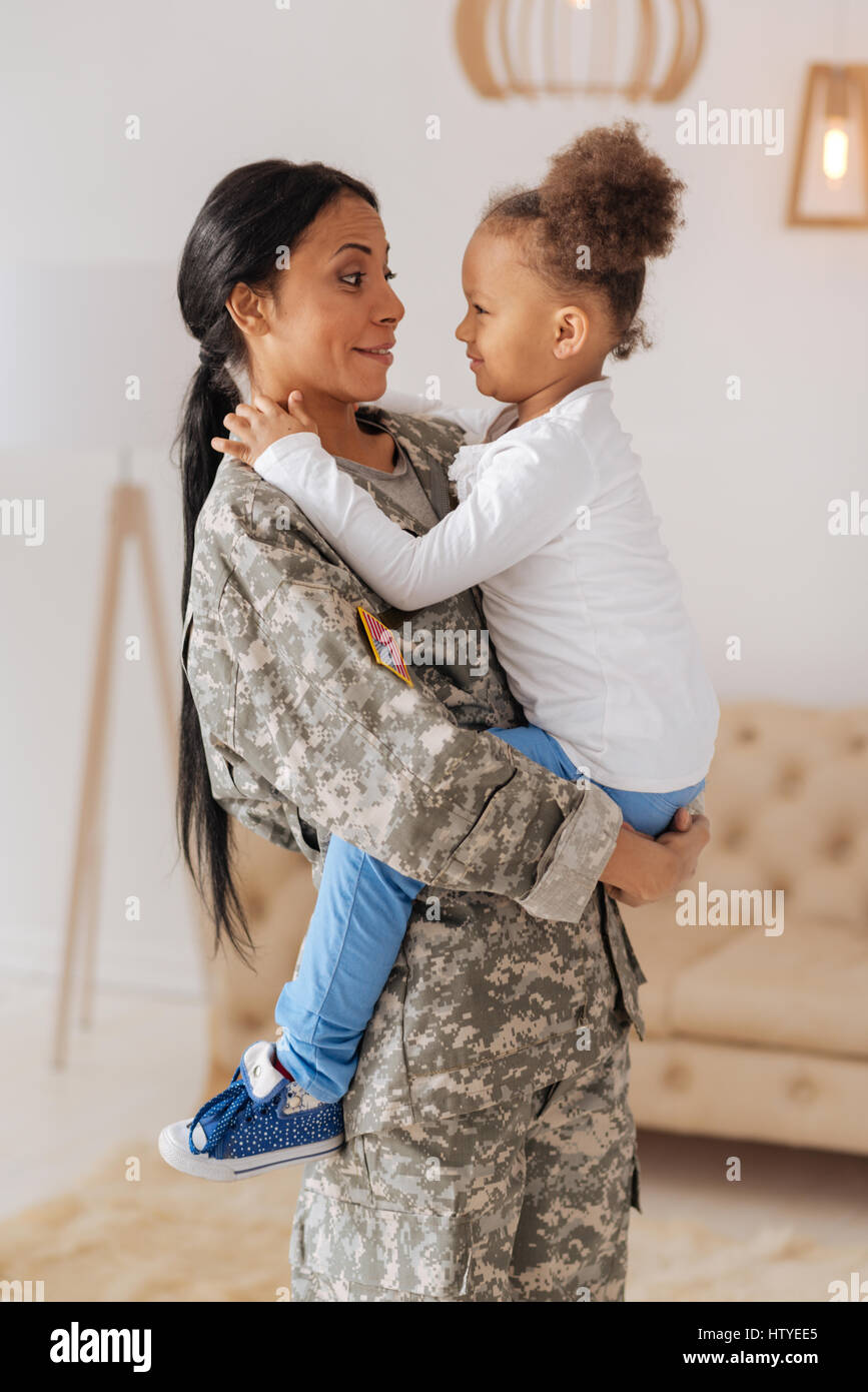 Emotional gorgeous lady dicendo la sua figlia circa il suo viaggio Foto Stock