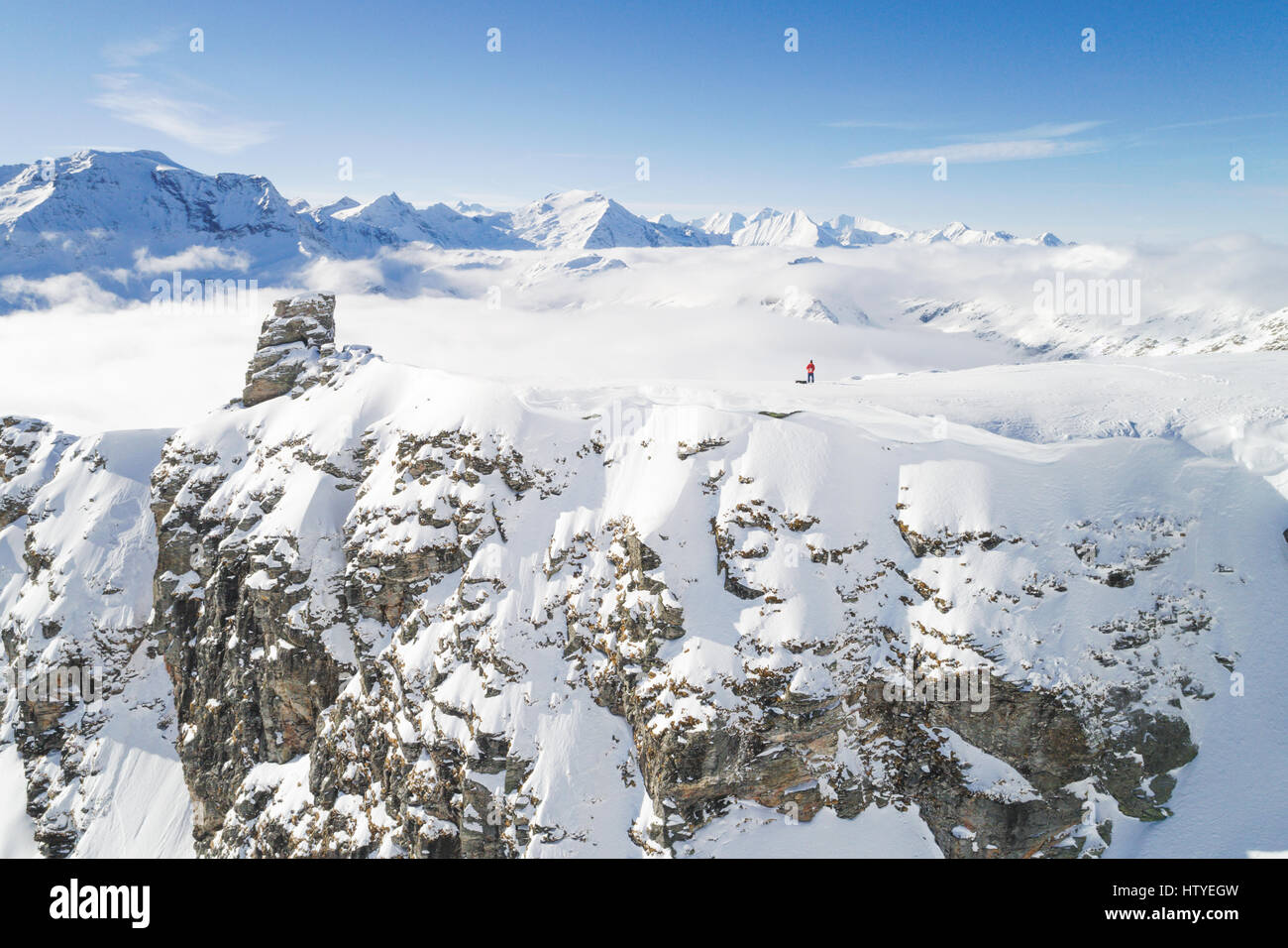 Uomo in piedi sulla coperta di neve montagna prendendo un dronie, Salisburgo, Austria Foto Stock