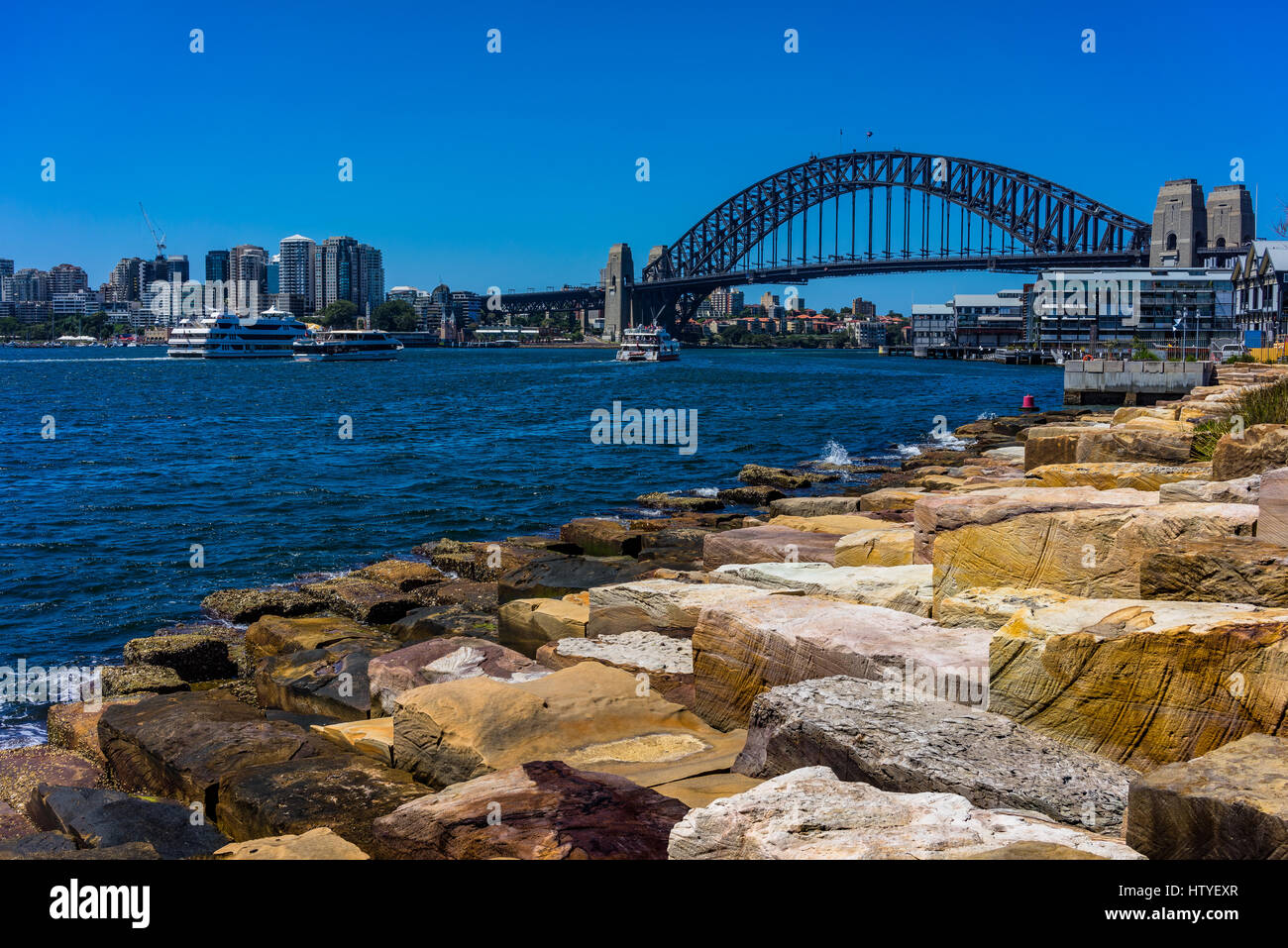Sydney Harbour Bridge visto dal molo di Barangaroo Park, Sydney, Nuovo Galles del Sud, Australia Foto Stock