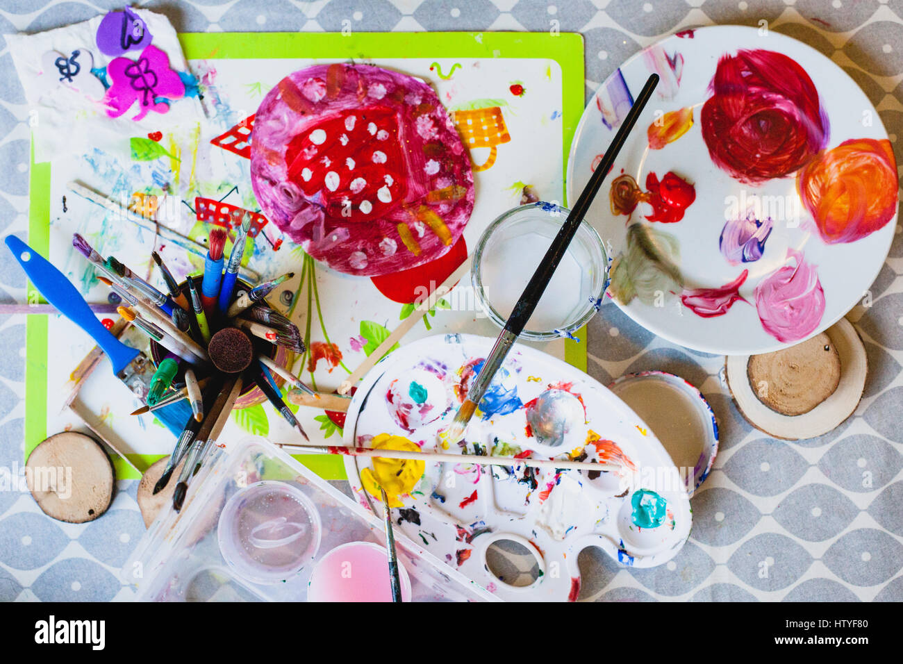 Bambino con disegno di vernice e pennelli Foto Stock