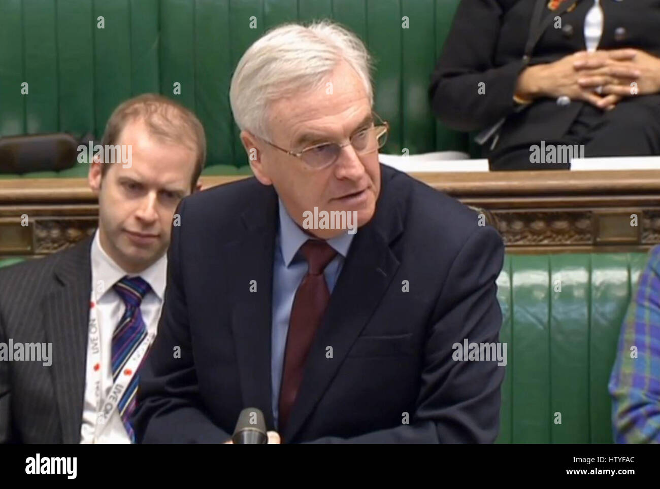 Cancelliere ombra John McDonnell parlando alla Camera dei Comuni di Londra, dopo il Cancelliere Philip Hammond MPs ha detto che il governo non intende procedere con l'aumento dei contributi previdenziali per i lavoratori autonomi stabiliti nel bilancio. Foto Stock