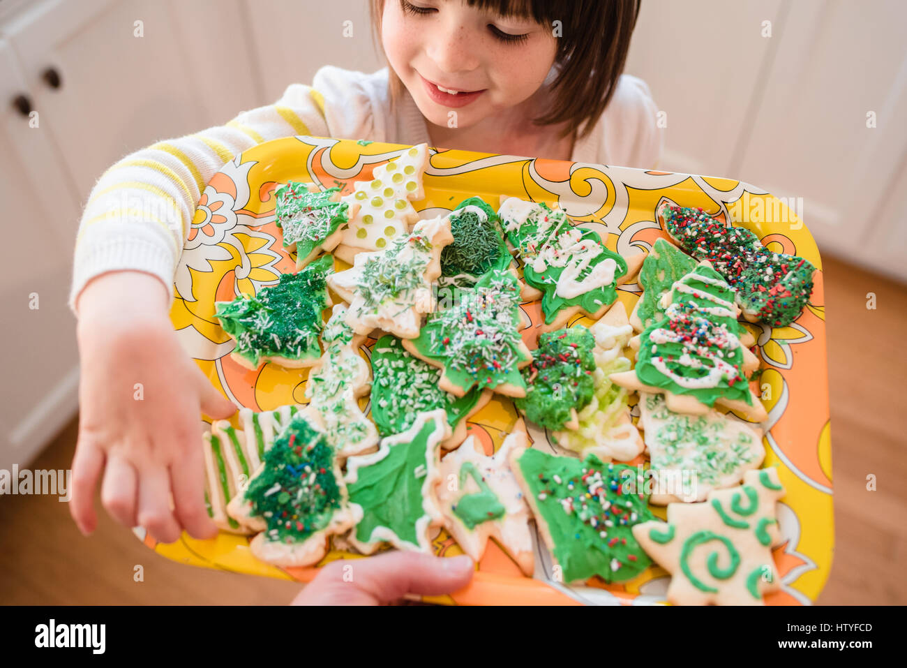 Ragazza il prelievo di un biscotto di Natale Foto Stock
