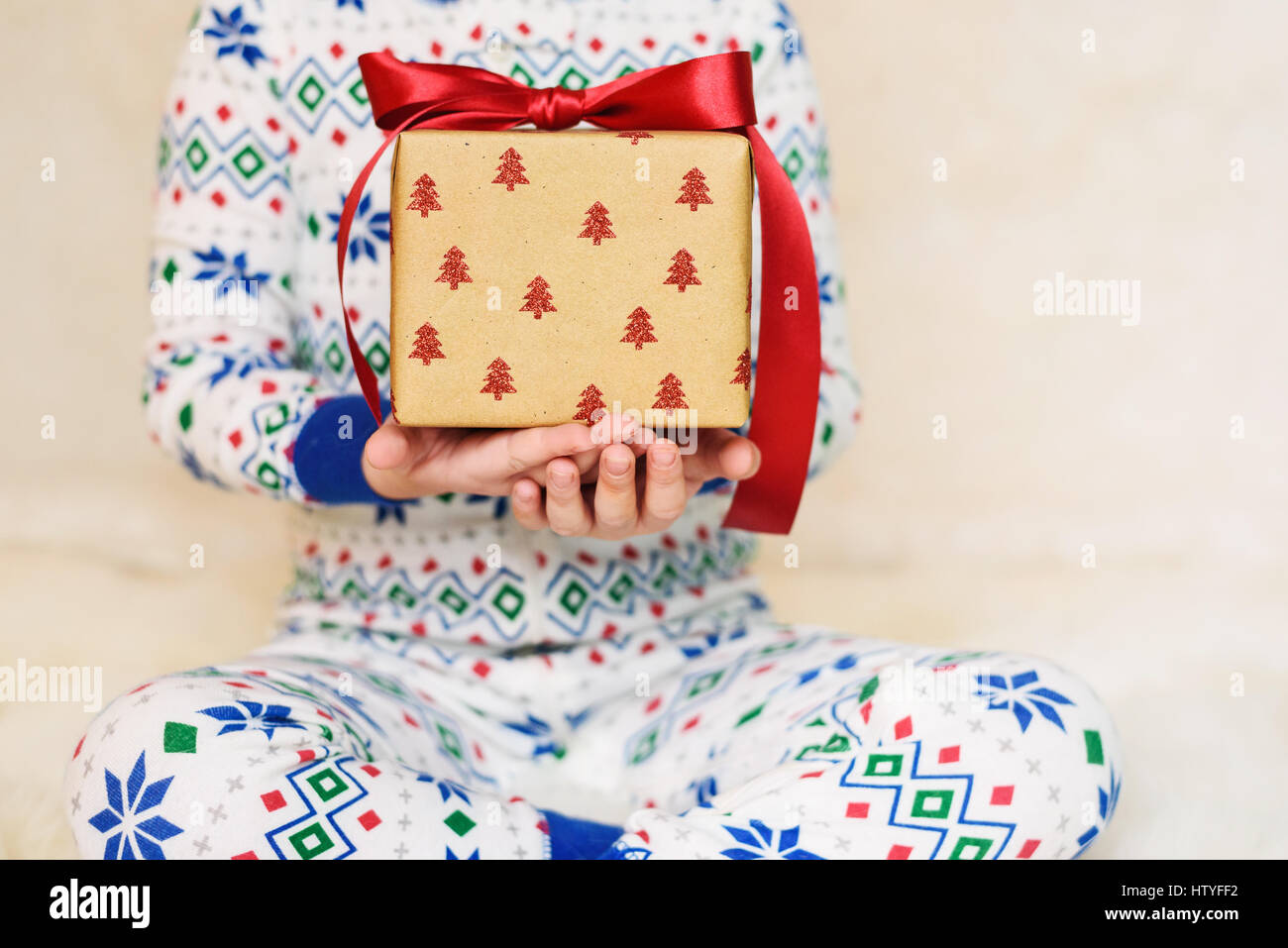 Close-up di una ragazza con un regalo di Natale Foto Stock