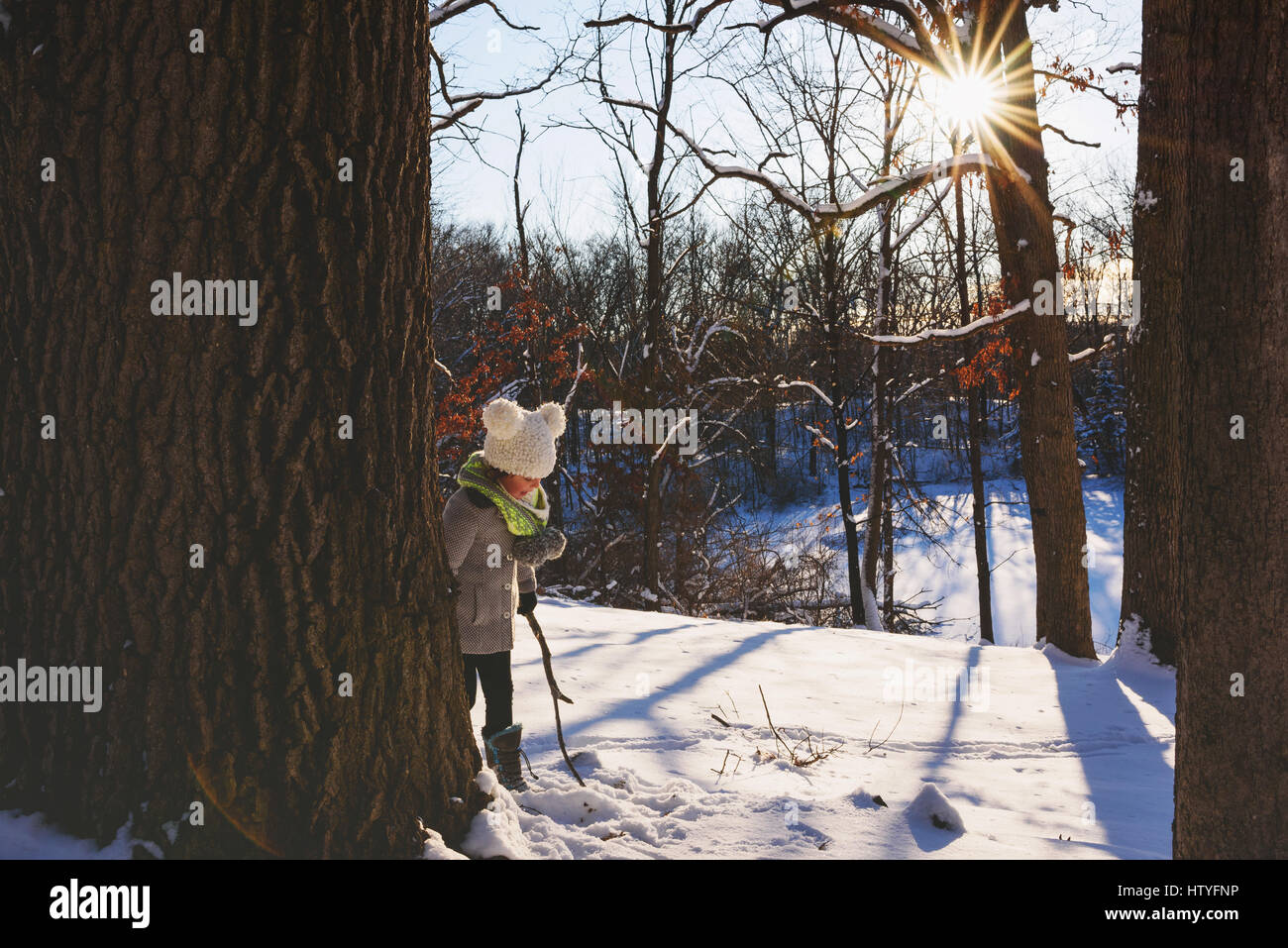 Ragazza che gioca nella neve Foto Stock