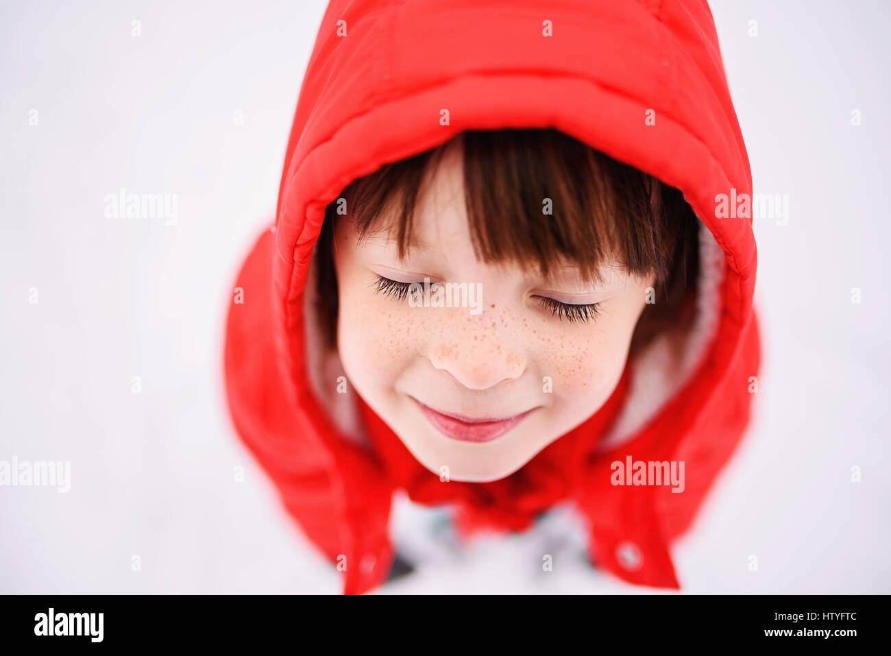 Ritratto di una ragazza in piedi nella neve Foto Stock