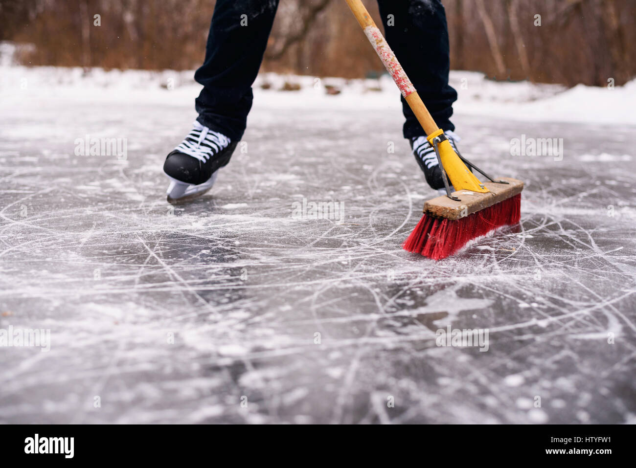 Uomo di pulizia pista di pattinaggio sul ghiaccio Foto Stock