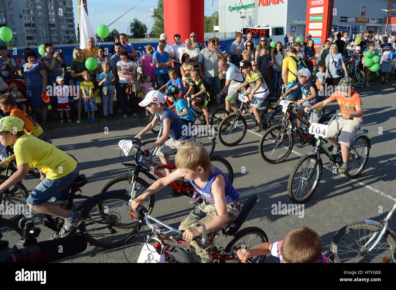 KOVROV, Russia - 8 agosto 2015: vacanza sportiva "Velobum', dedicato al Giorno dell'atleta. I partecipanti in età più giovane gruppo ha iniziato la gara Foto Stock