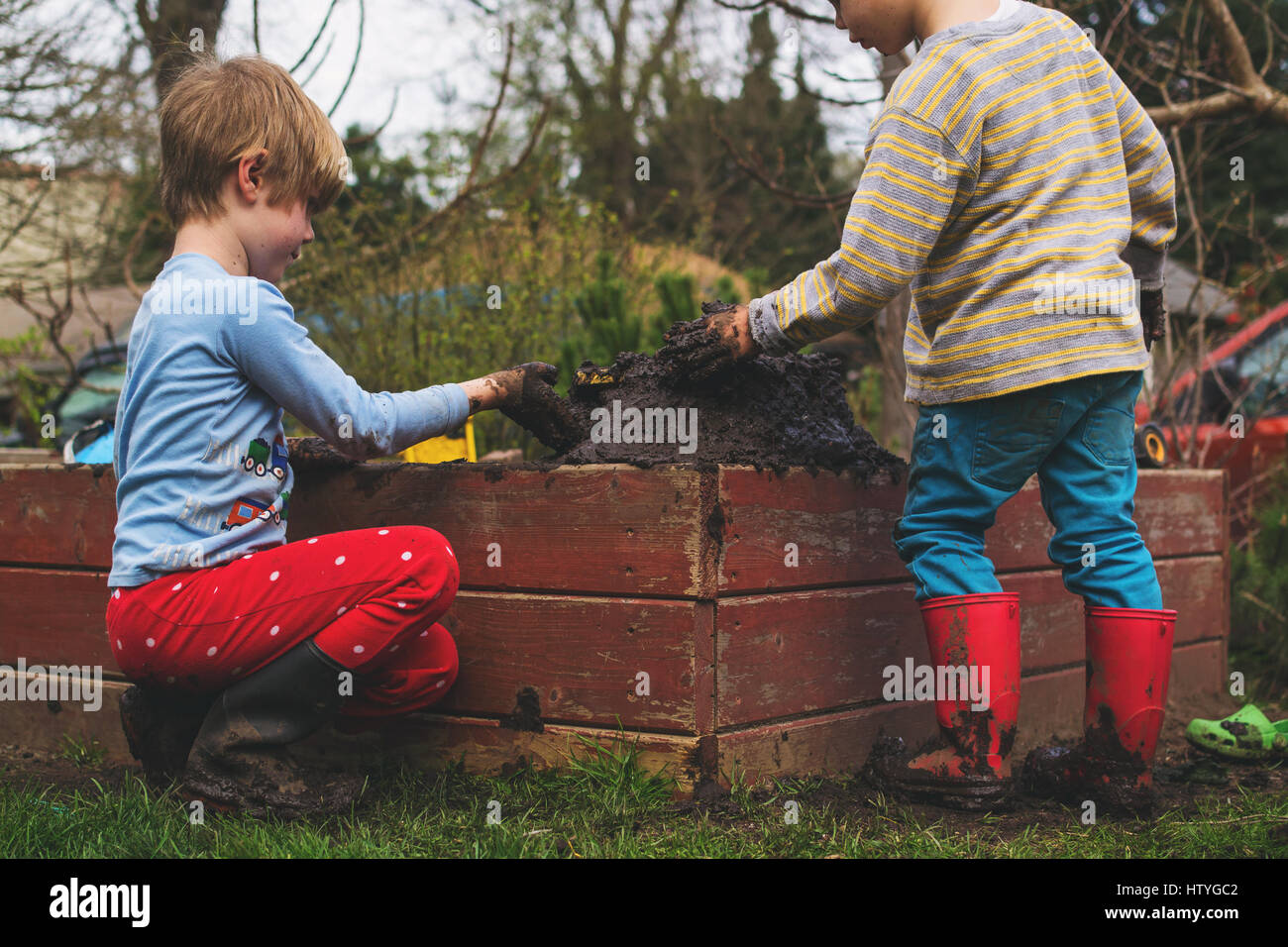Bambini che giocano in giardino immagini e fotografie stock ad alta ...