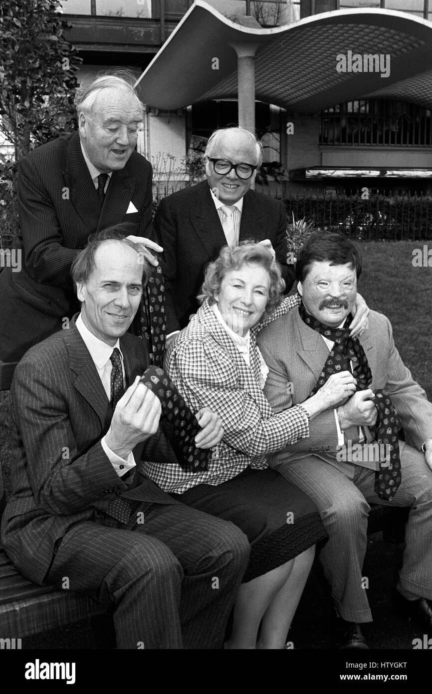 I primi cinque destinatari di un nuovo award, il grande britannici' cravatta, a Londra in mostra le loro neckwear presentata dalla British Guild of Tiemakers in riconoscimento del loro contributo alla società. Essi sono il visconte Whitelaw e film-maker di Sir Richard Attenborough (sia in piedi) e ex partito Tory presidente Norman Tebbitt (posizionato a sinistra), cantante Dame Vera Lynn e Falklands hero Simon Weston (seduto). Foto Stock