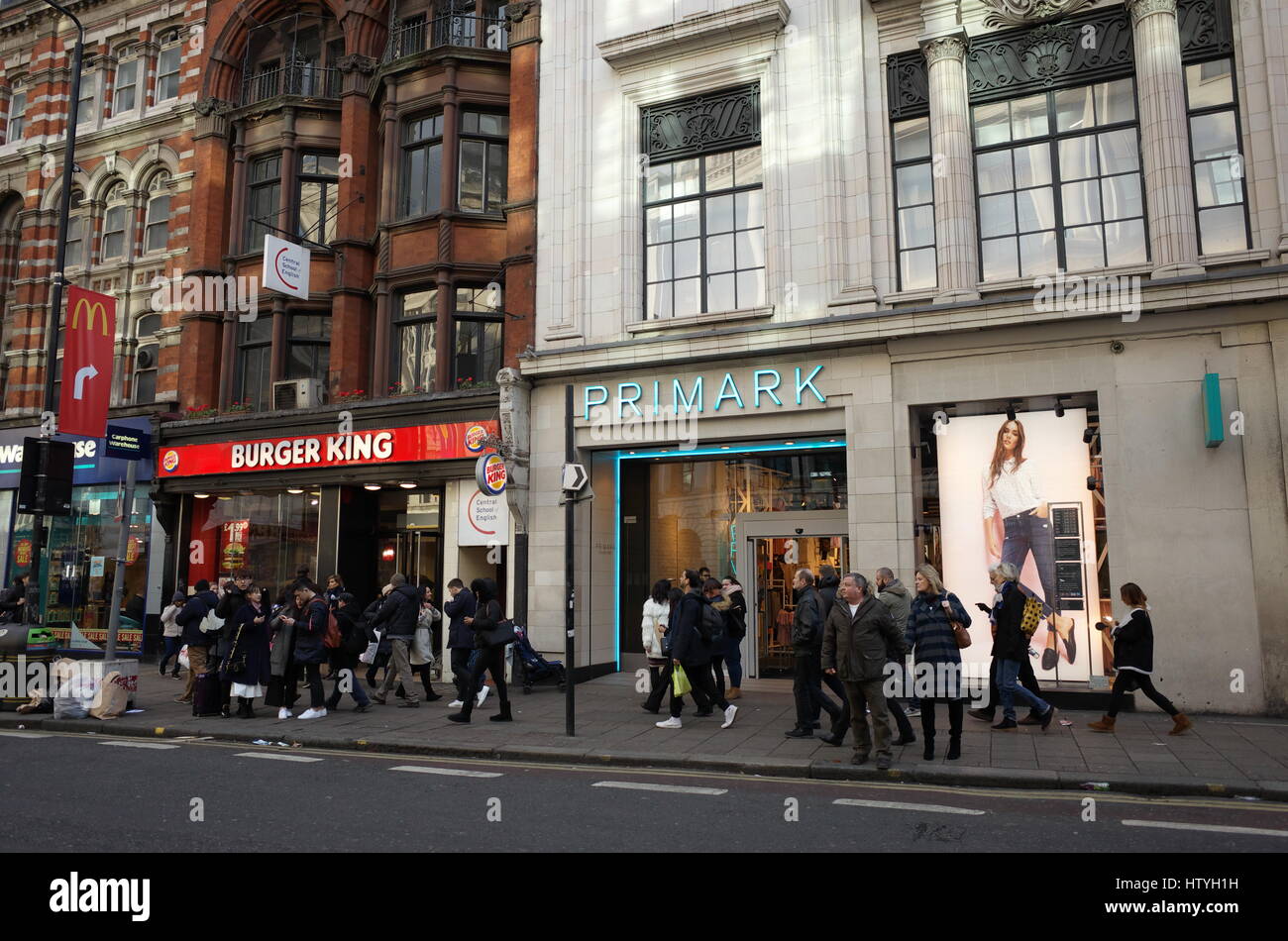La folla degli acquirenti al di fuori Primark e Burger King a Londra Foto Stock