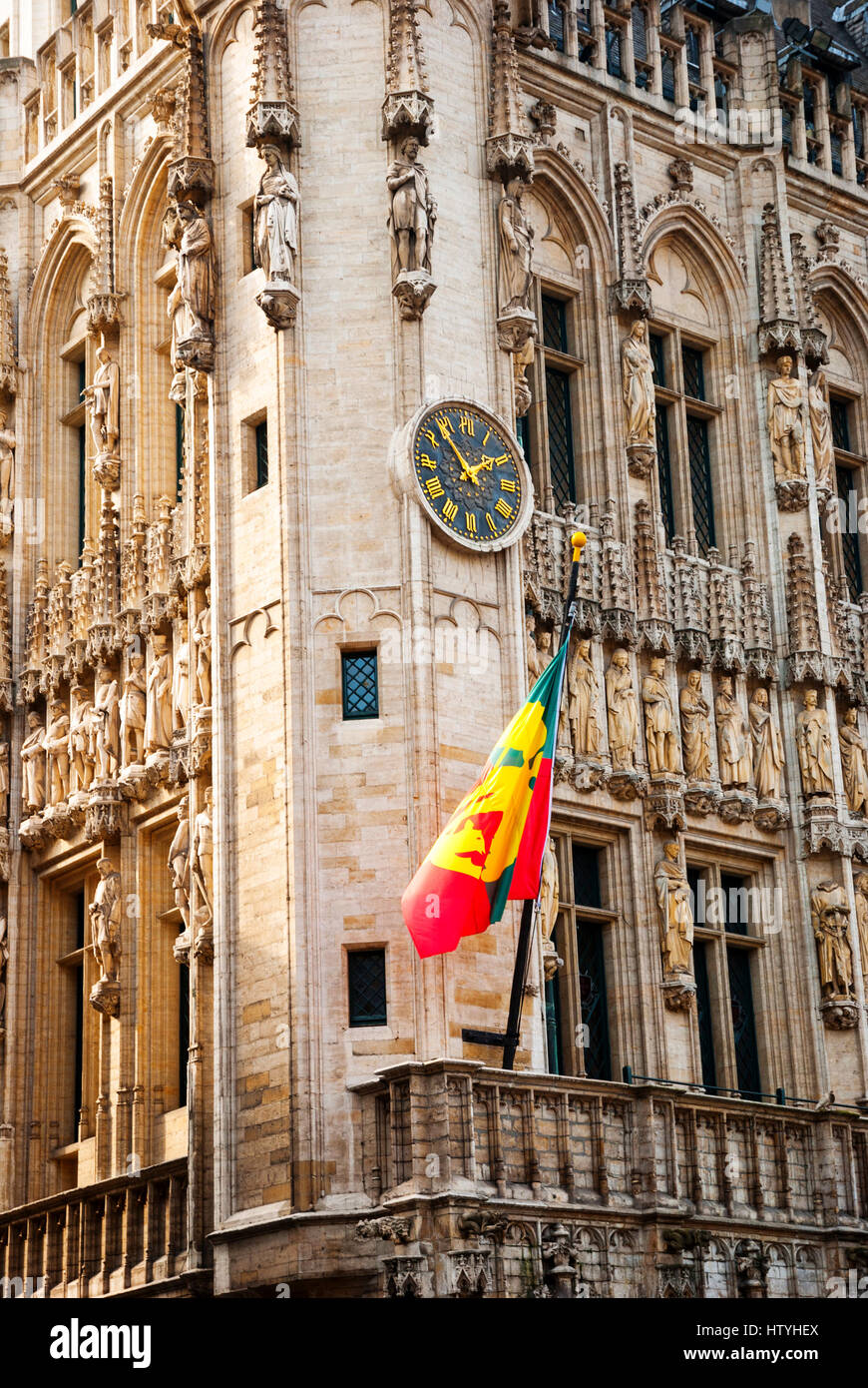 Brussels city hall con la bandiera e orologio Foto Stock