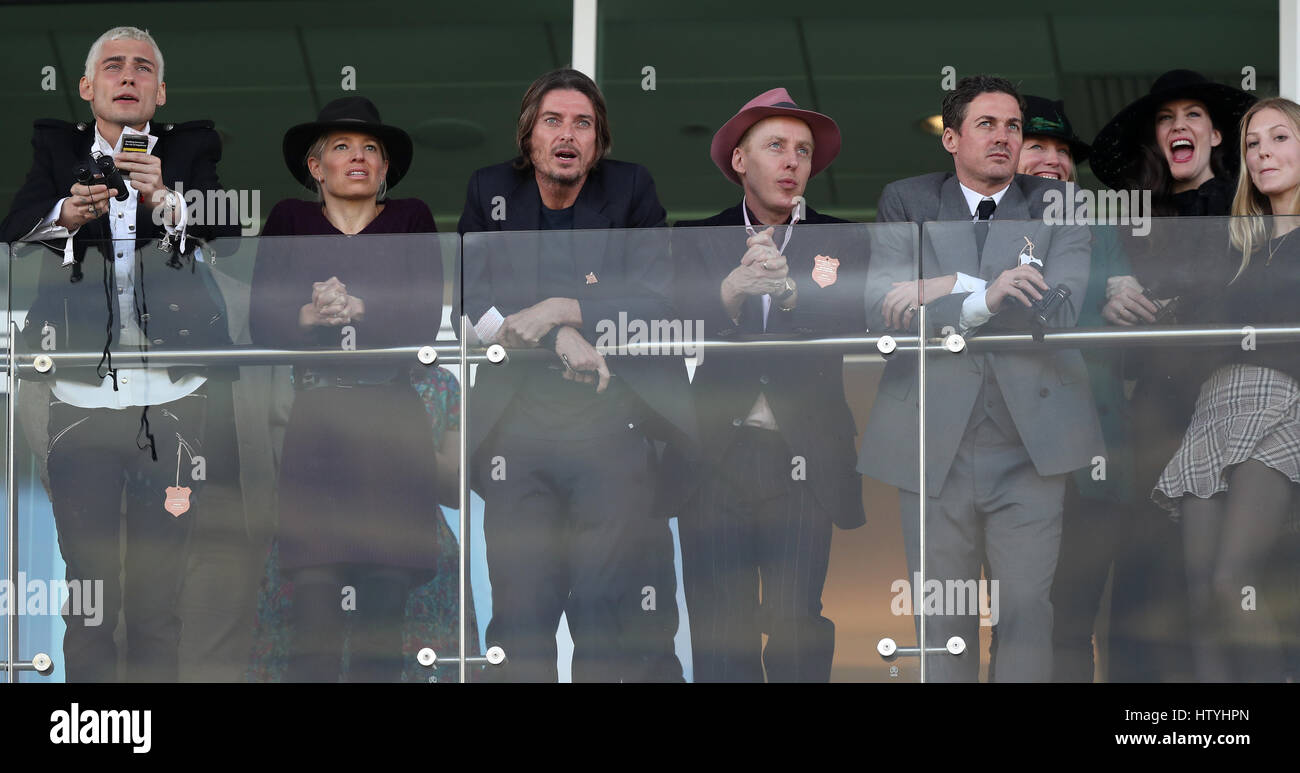 (Sinistra-destra) Darren Strowger, Sadie Frost, David Gardner e Liv Tyler durante il Signore giorno del 2017 Cheltenham Festival a Cheltenham Racecourse. Foto Stock