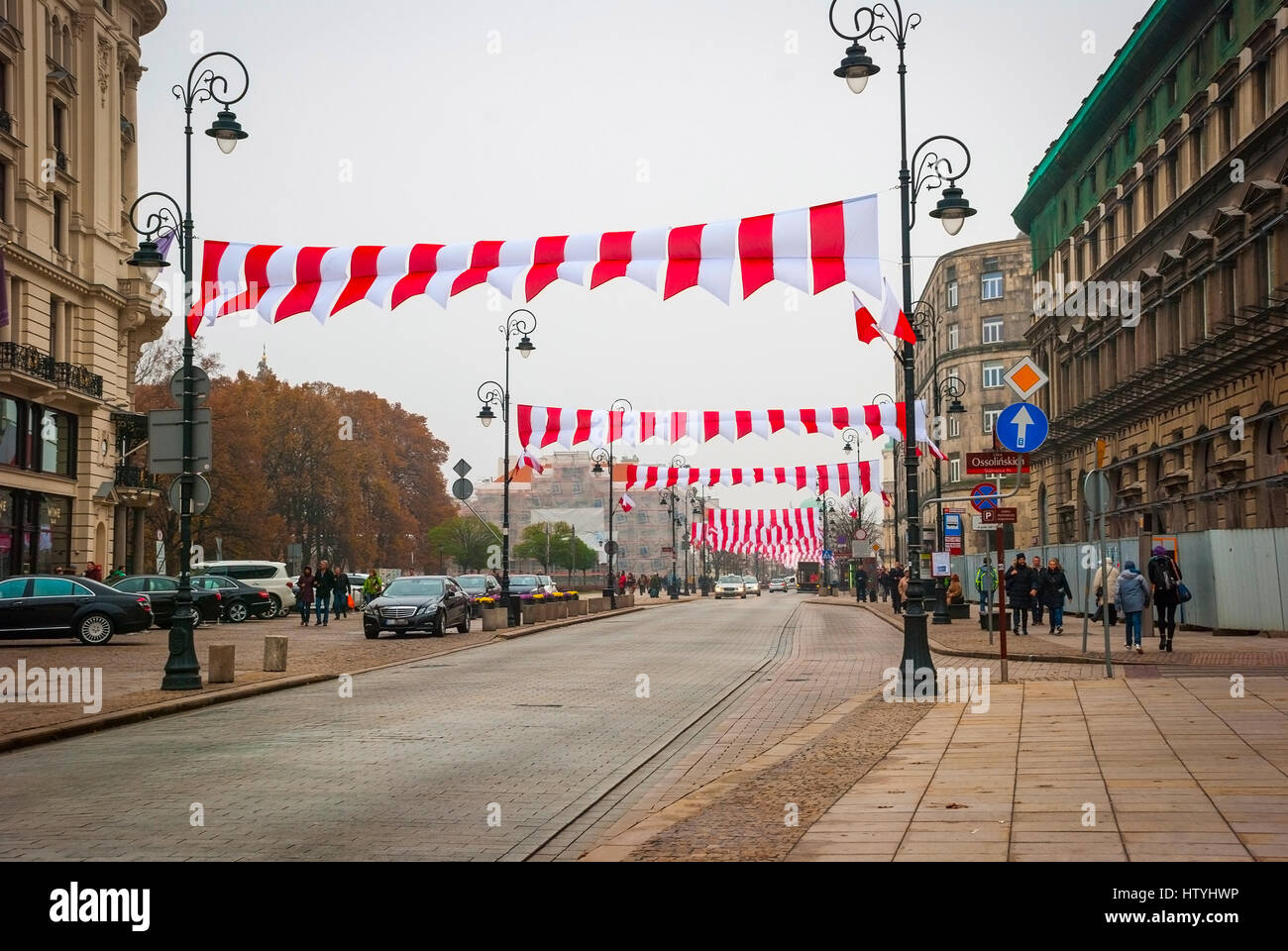 Varsavia, Polonia - 10 novembre: Street a Varsavia decorate con bandiere polacche prima nazionale polacca di giorno in novembre 10, 2014 Foto Stock