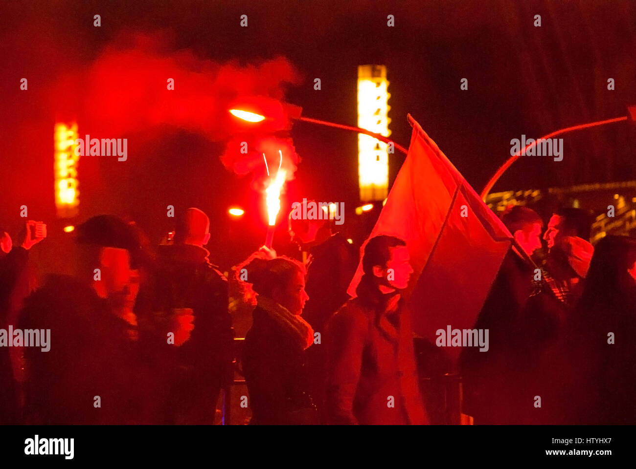 Varsavia, Polonia - 11 novembre: Proteste e tumulti di notte durante il polacco il giorno di indipendenza a Varsavia nel novembre 11, 2014 Foto Stock