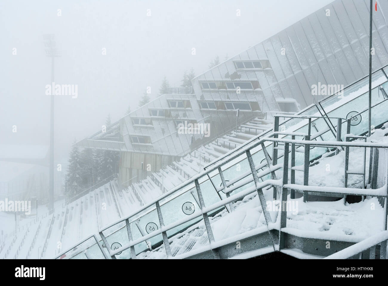 Il trampolino da sci di Holmenkollen nelle nebbiose giornate invernali, Oslo, Norvegia Foto Stock