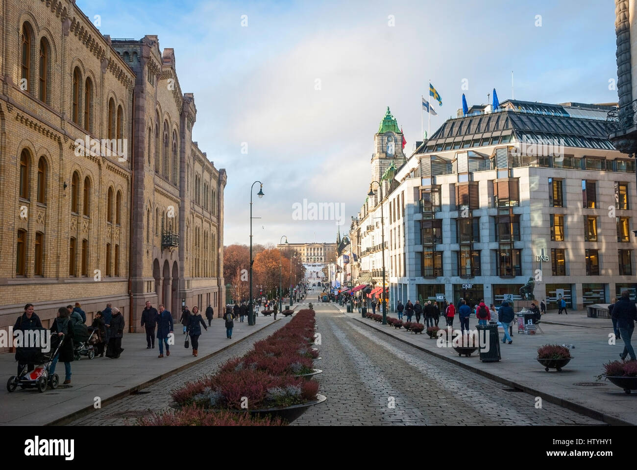 OSLO, Norvegia - 29 gennaio: la gente camminare lungo la strada nel centro cittadino di Oslo nella soleggiata giornata invernale. Prese a Oslo, 29 gennaio 2015. Foto Stock