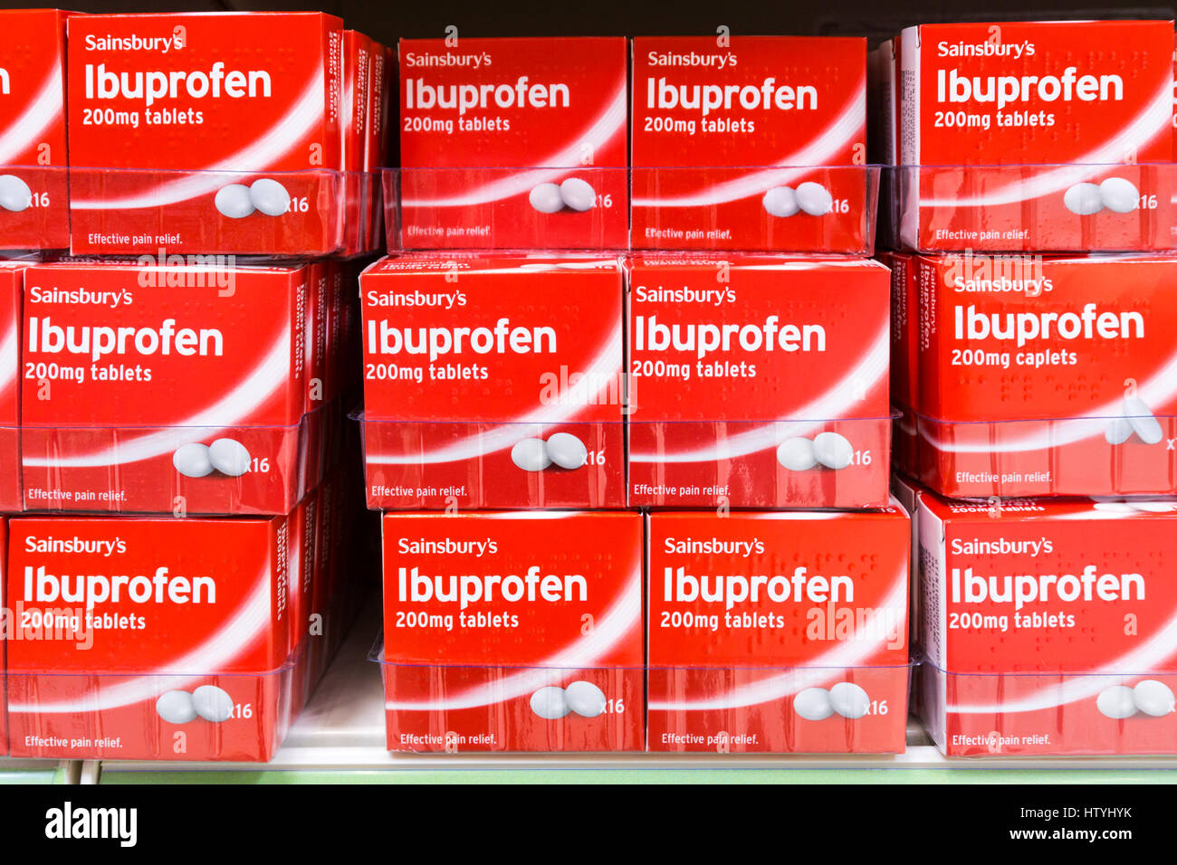 Pacchetti di Ibuprofen in vendita over-the-counter su uno scaffale di supermercato. Foto Stock