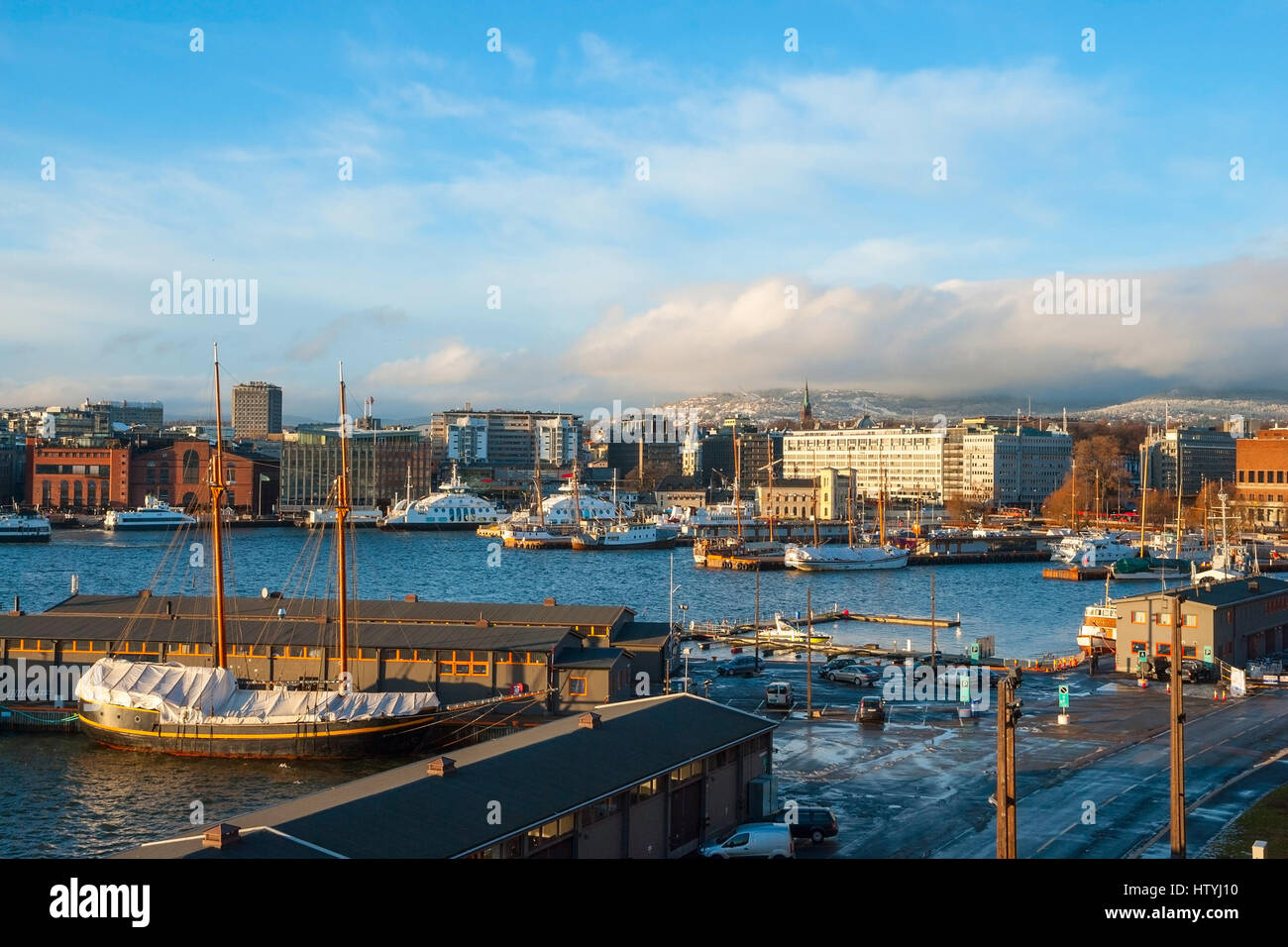 Lo skyline di Oslo con la porta nel periodo invernale, Norvegia Foto Stock