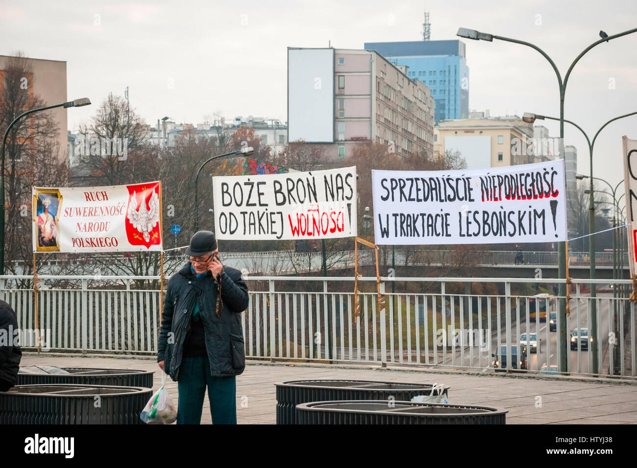 Varsavia, Polonia - 11 novembre: Proteste e manifesti contro la politica durante il polacco il giorno di indipendenza a Varsavia nel novembre 11, 2014 Foto Stock
