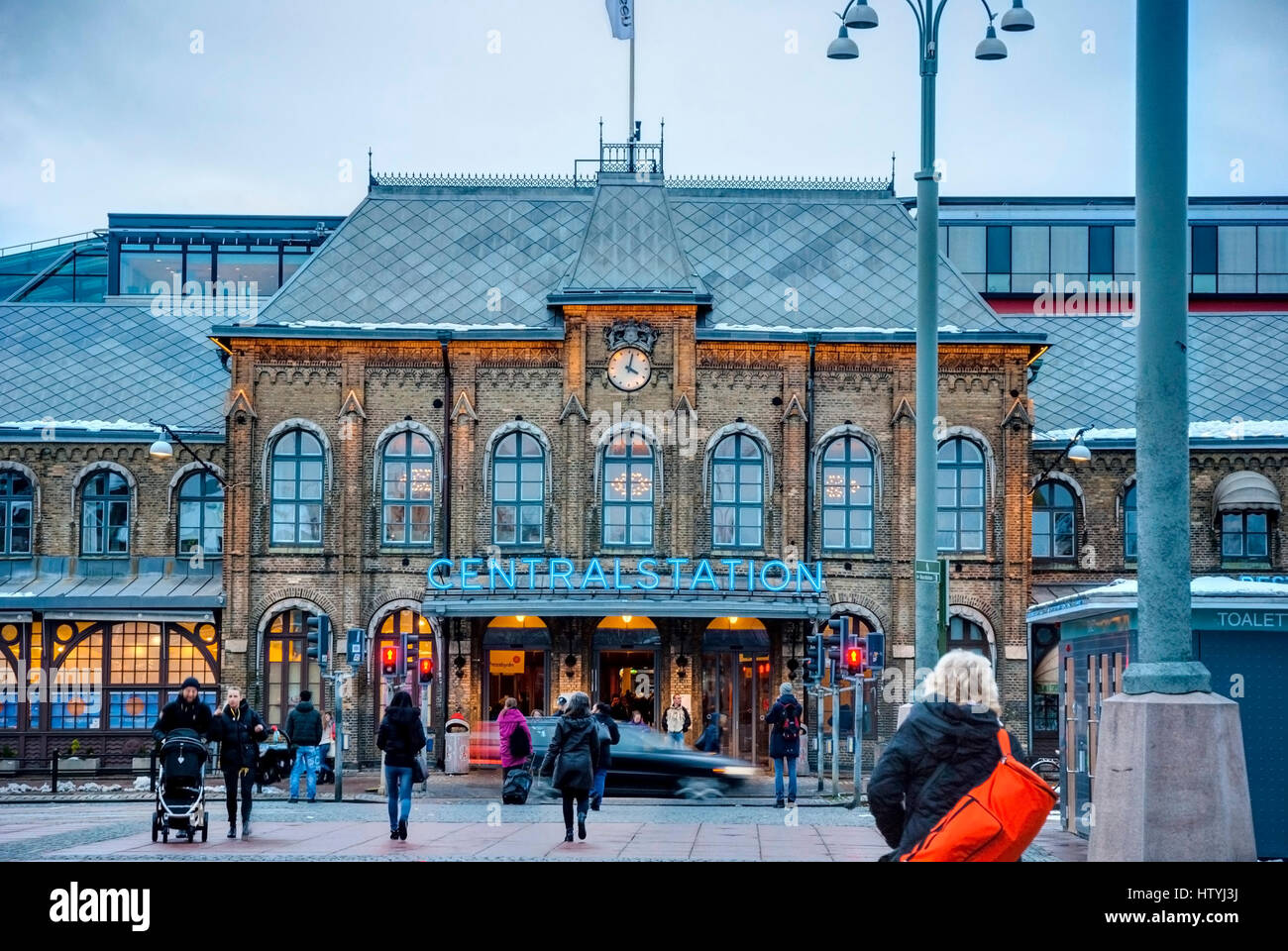 Göteborg, Svezia - 1 febbraio: gente correre per il Göteborg principale stazione ferroviaria nel crepuscolo della sera il 1 febbraio 2015 Foto Stock