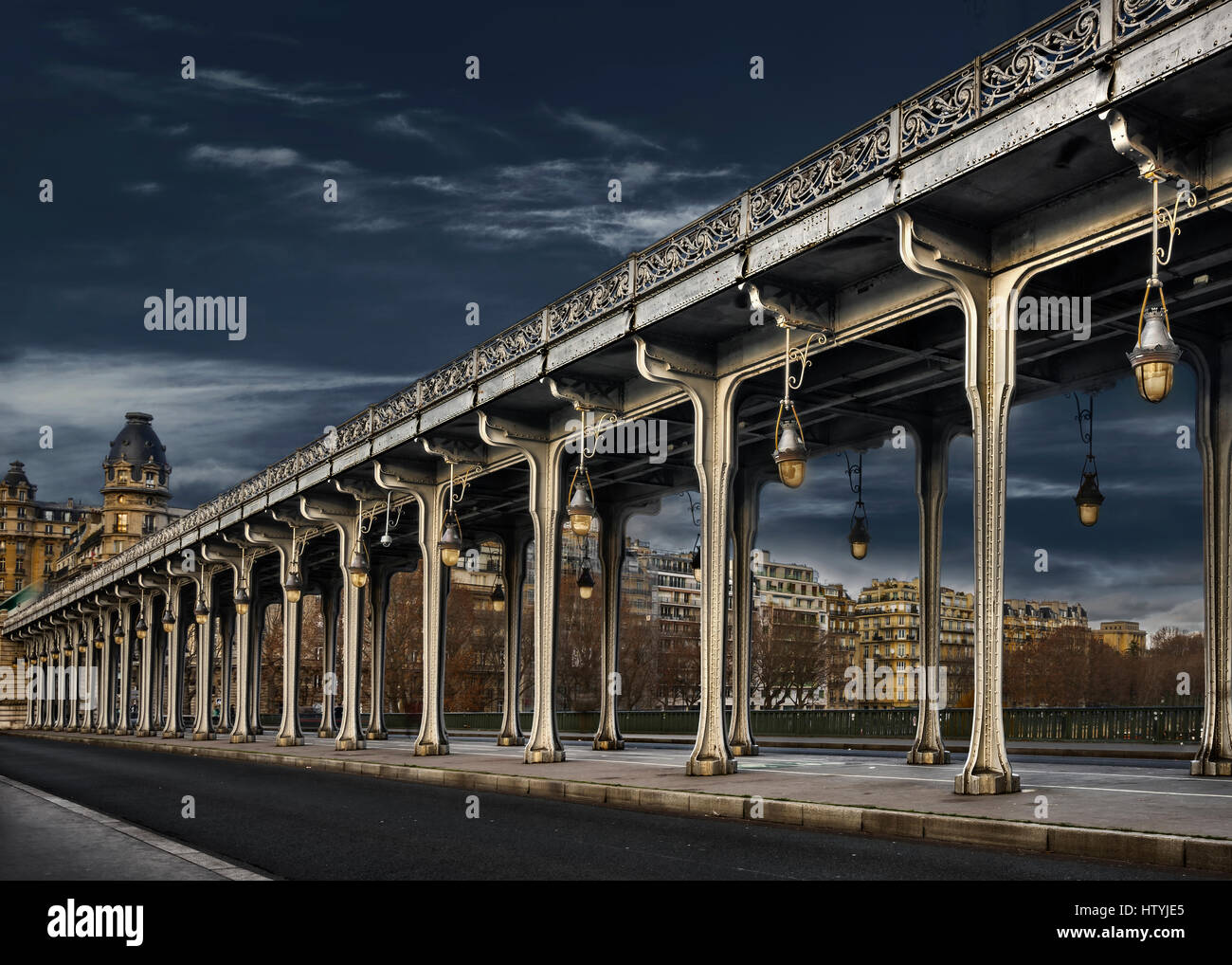 Ponte ferroviario sopraelevato sopra una pista ciclabile, Ile-de-France, Parigi, Francia Foto Stock