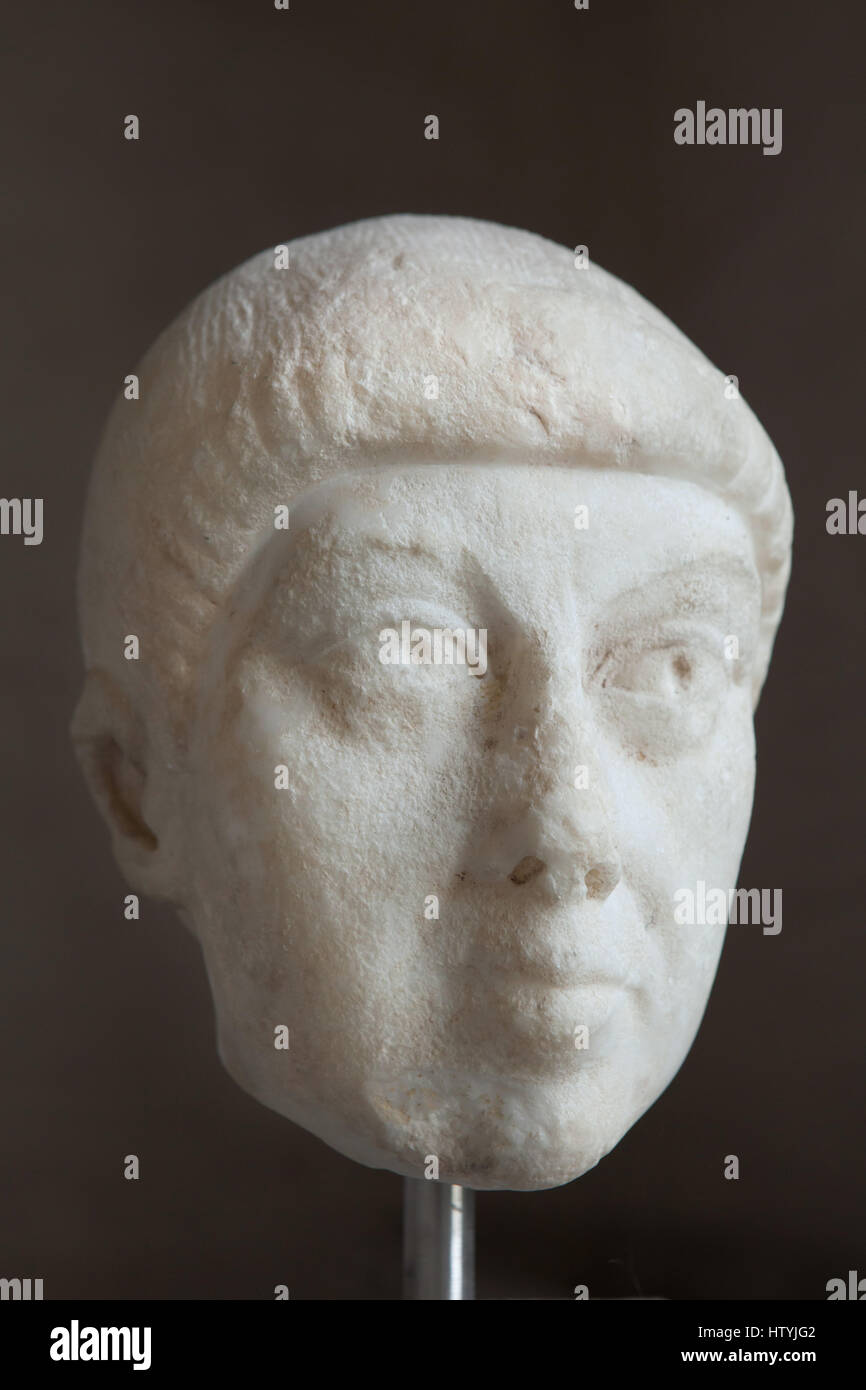 Testa da una statua di un uomo, probabilmente orientale imperatore romano Arcadius (395-408 AD) sul display nella Glyptothek Museum di Monaco di Baviera, Germania. Foto Stock