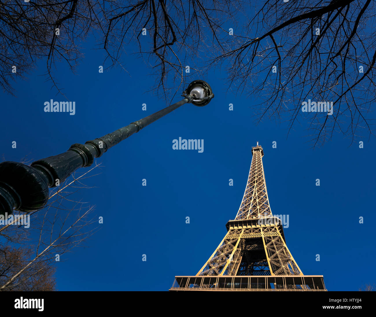 Basso angolo vista della Torre Eiffel, Parigi, Francia Foto Stock