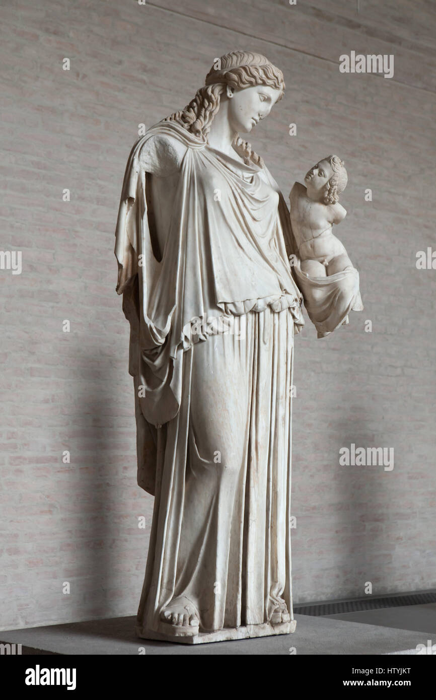 Statua di Eirene con il neonato Plutus. Copia romana dopo un greco statua di culto da Cephisodotus the Elder da circa 370 BC sul display nella Glyptothek Museum di Monaco di Baviera, Germania. Foto Stock