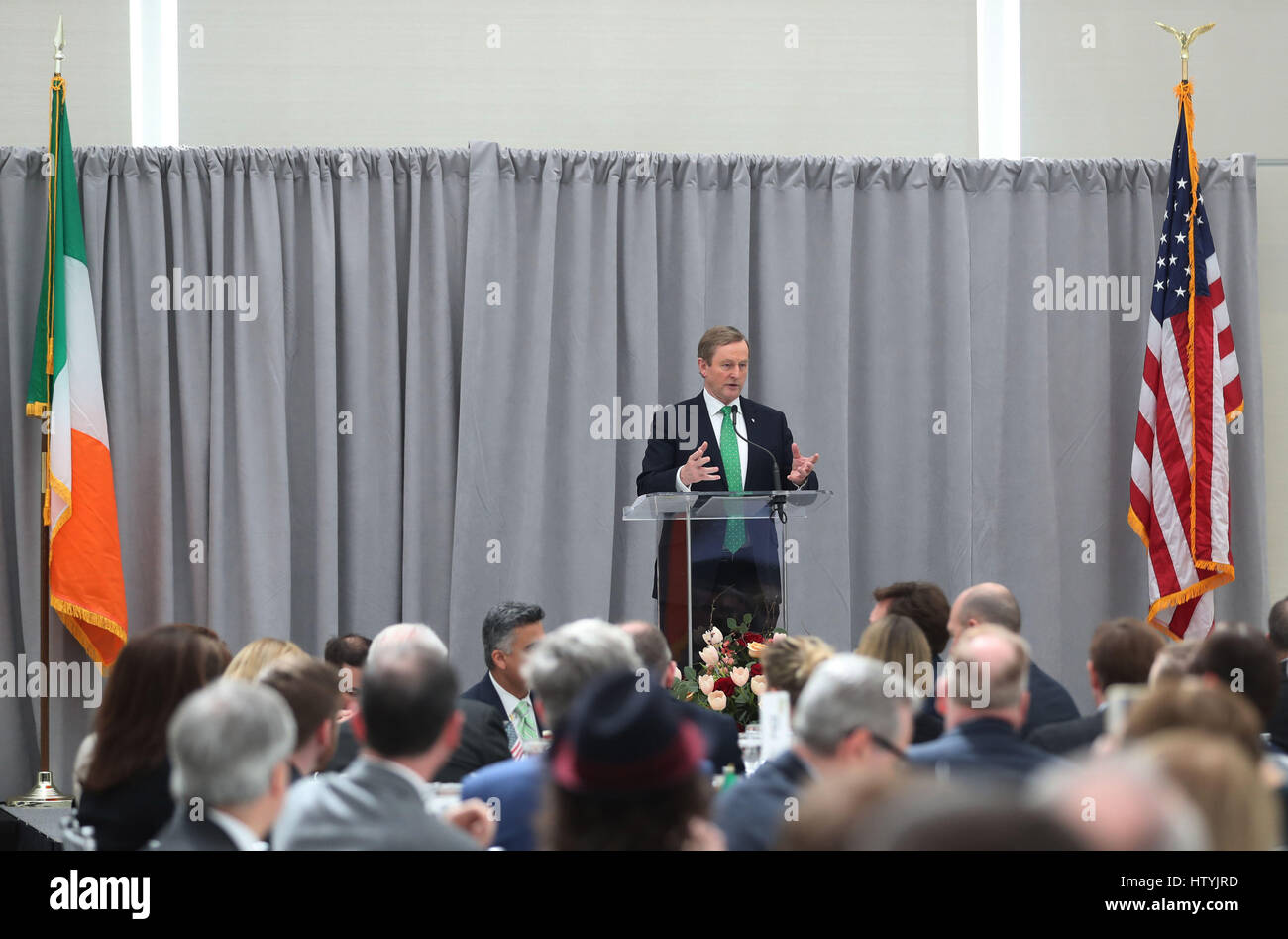 Taoiseach Enda Kenny offre un discorso per i business leader, ad un pranzo presso l'istituto americano per la pace a Washington nel secondo giorno della sua visita a noi. Foto Stock