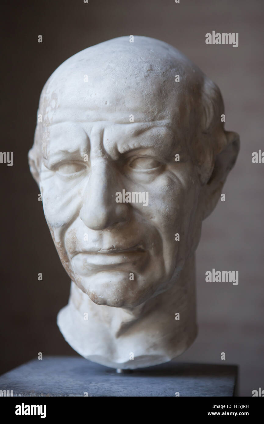 Testa da una statua di un vecchio uomo romano da circa 60-50 BC sul display nella Glyptothek Museum di Monaco di Baviera, Germania. Il rendering realistico di vecchiaia (calvizie, viso e collo rughe) corrisponde all'estetica ideale della fine della Repubblica Romana. Foto Stock
