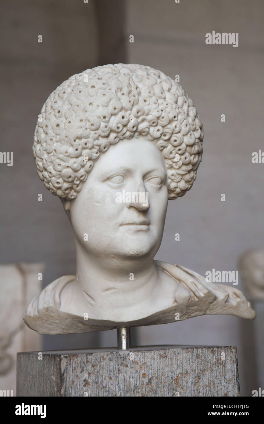 Busto in marmo di una donna romana da circa 80 annuncio sul display nella Glyptothek Museum di Monaco di Baviera, Germania. Sollevate le acconciature, realizzato miscelando straniero e propri capelli, erano molto comuni durante la dinastia Flavia (Vespasiano e Tito, Domiziano) presso la corte e all'esterno. Foto Stock