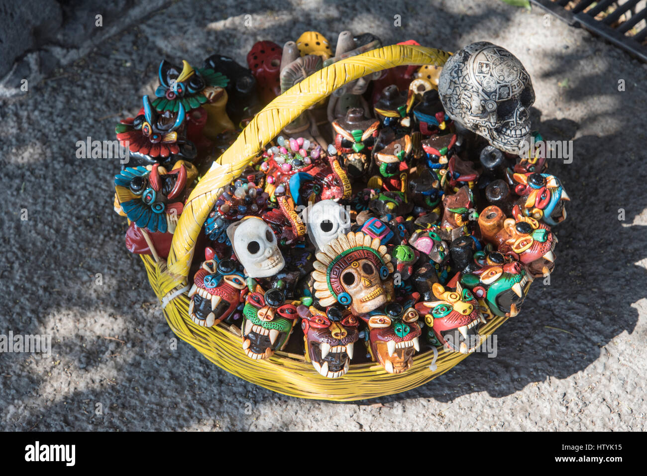 Un basketful di souvenir al Teotichuacan in Messico Foto Stock
