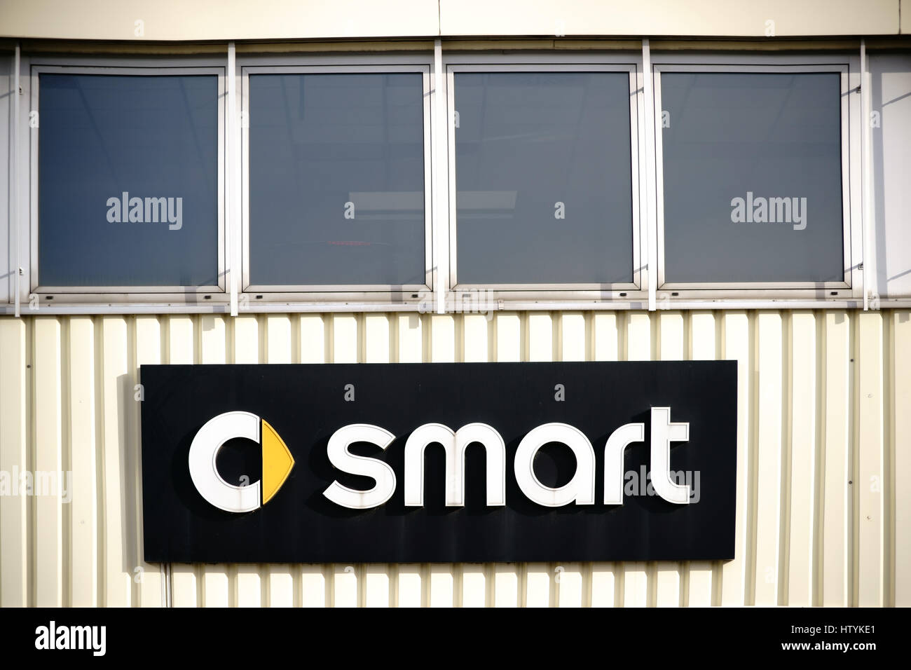 Mainz, Germania - 10 Marzo 2017: la facciata della concessionaria della marca auto Smart con logo sul 10 marzo 2017 a Mainz. Foto Stock