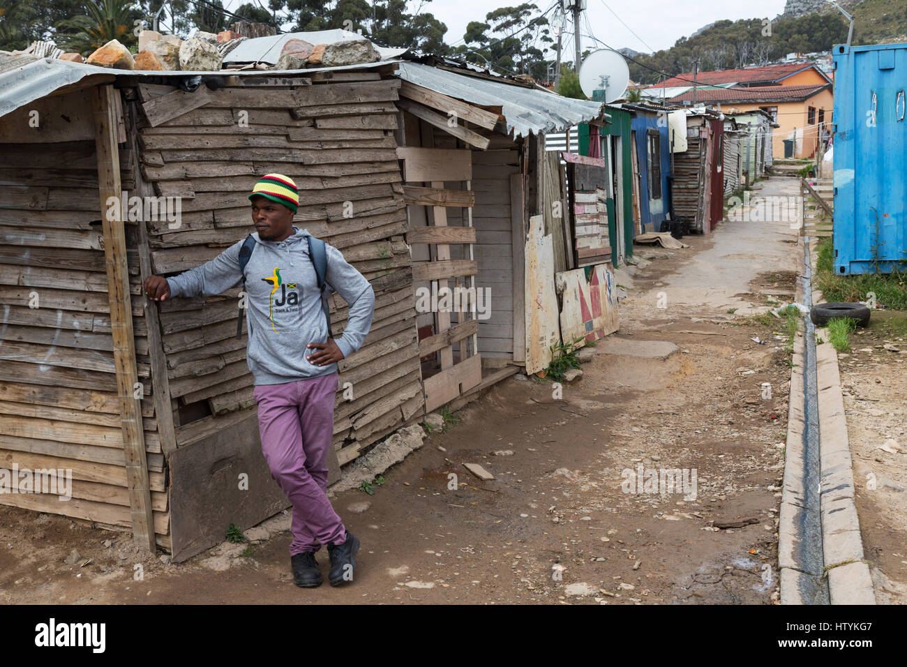 Sud Africa township - un uomo in piedi in strada, Imizamo Yethu Township, Cape Town, Sud Africa Foto Stock