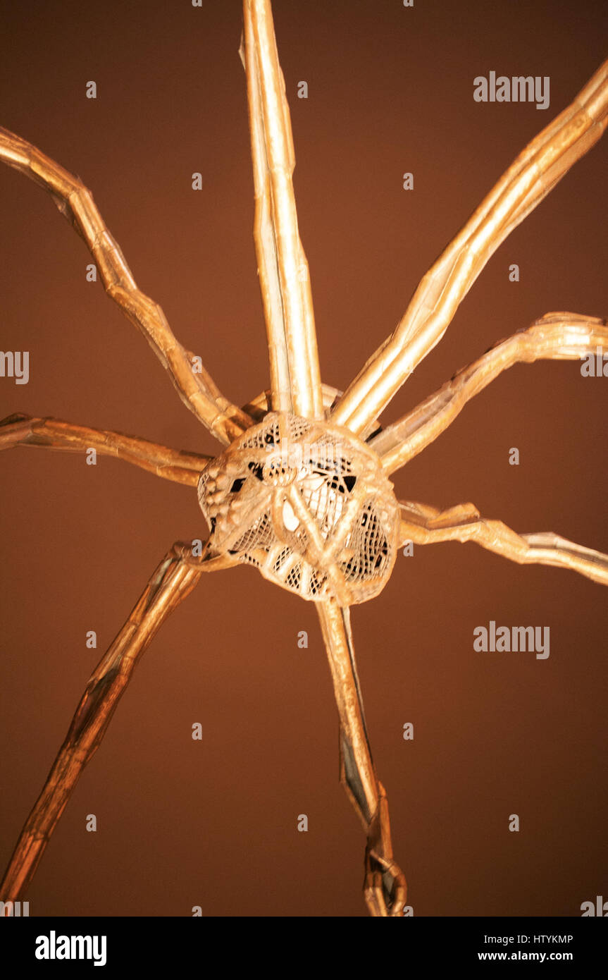 Dettagli di Maman, il ragno gigante scultura realizzata dall'artista Louise Bourgeois e situato all'esterno del Museo Guggenheim Bilbao di notte Foto Stock